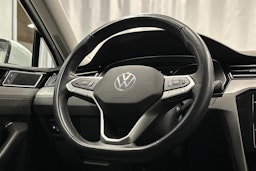 valkoinen Volkswagen Passat 2023 kuva 19.