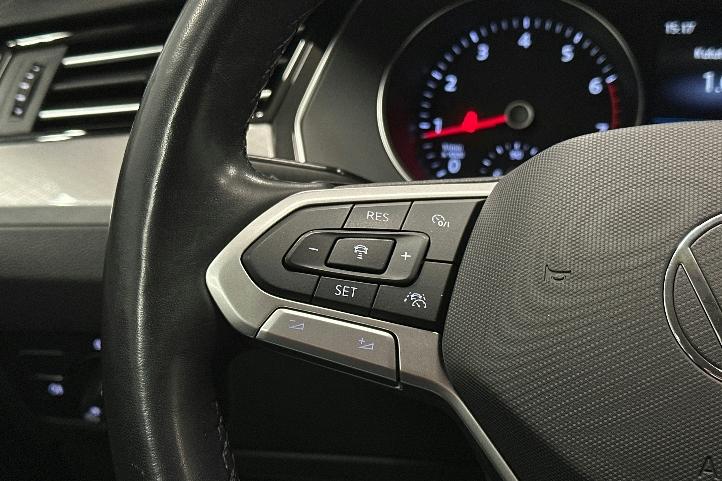 valkoinen Volkswagen Passat 2023 kuva 20.