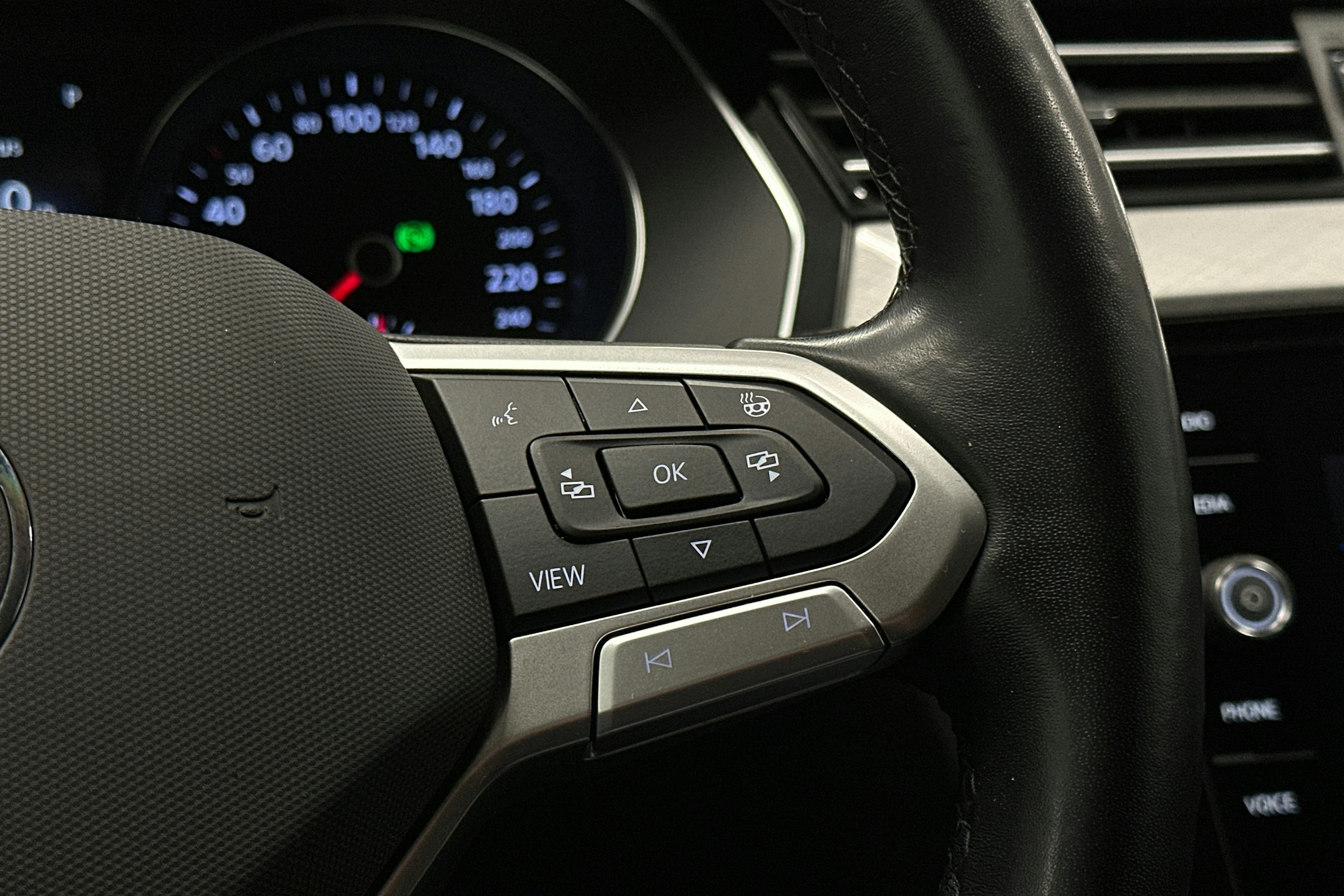 valkoinen Volkswagen Passat 2023 kuva 21.