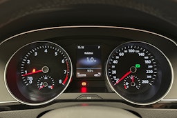 valkoinen Volkswagen Passat 2023 kuva 22.