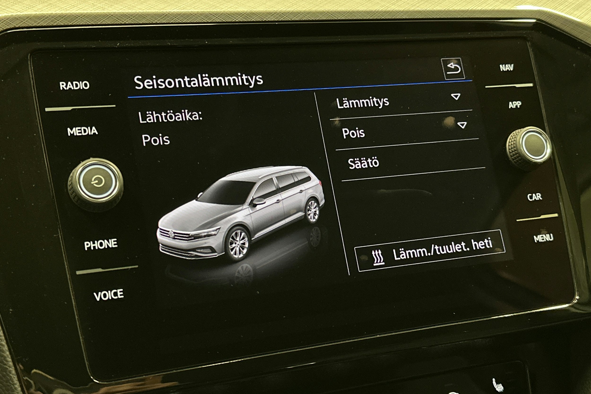 valkoinen Volkswagen Passat 2023 kuva 25.