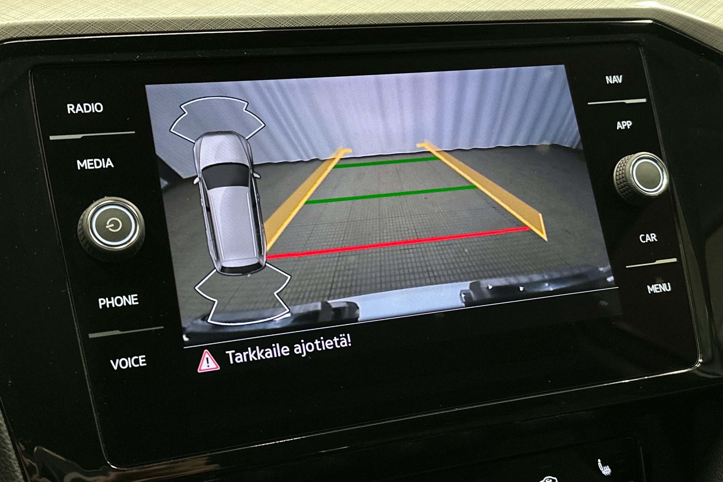 valkoinen Volkswagen Passat 2023 kuva 26.