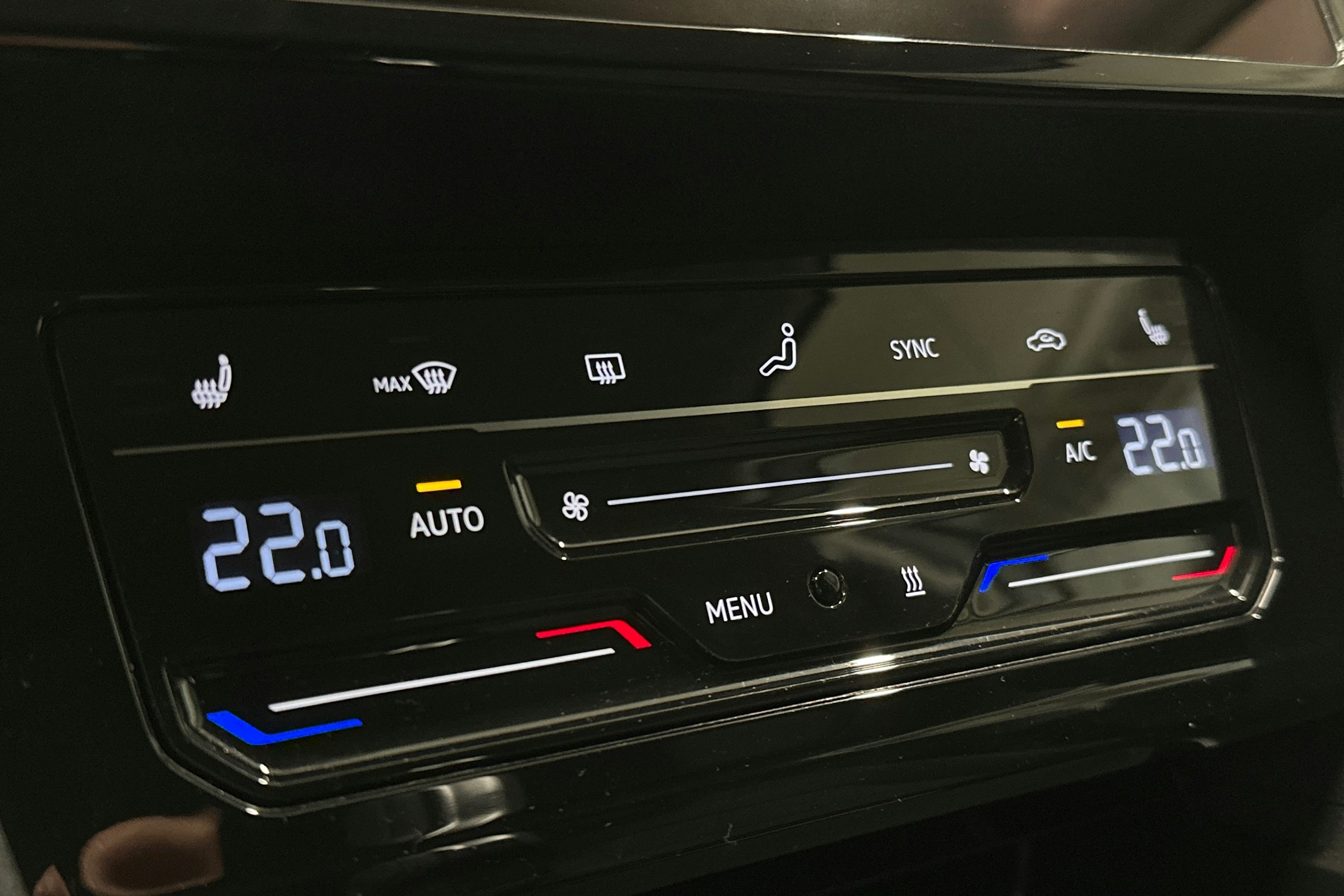 valkoinen Volkswagen Passat 2023 kuva 27.