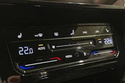 valkoinen Volkswagen Passat 2023 kuva 27.