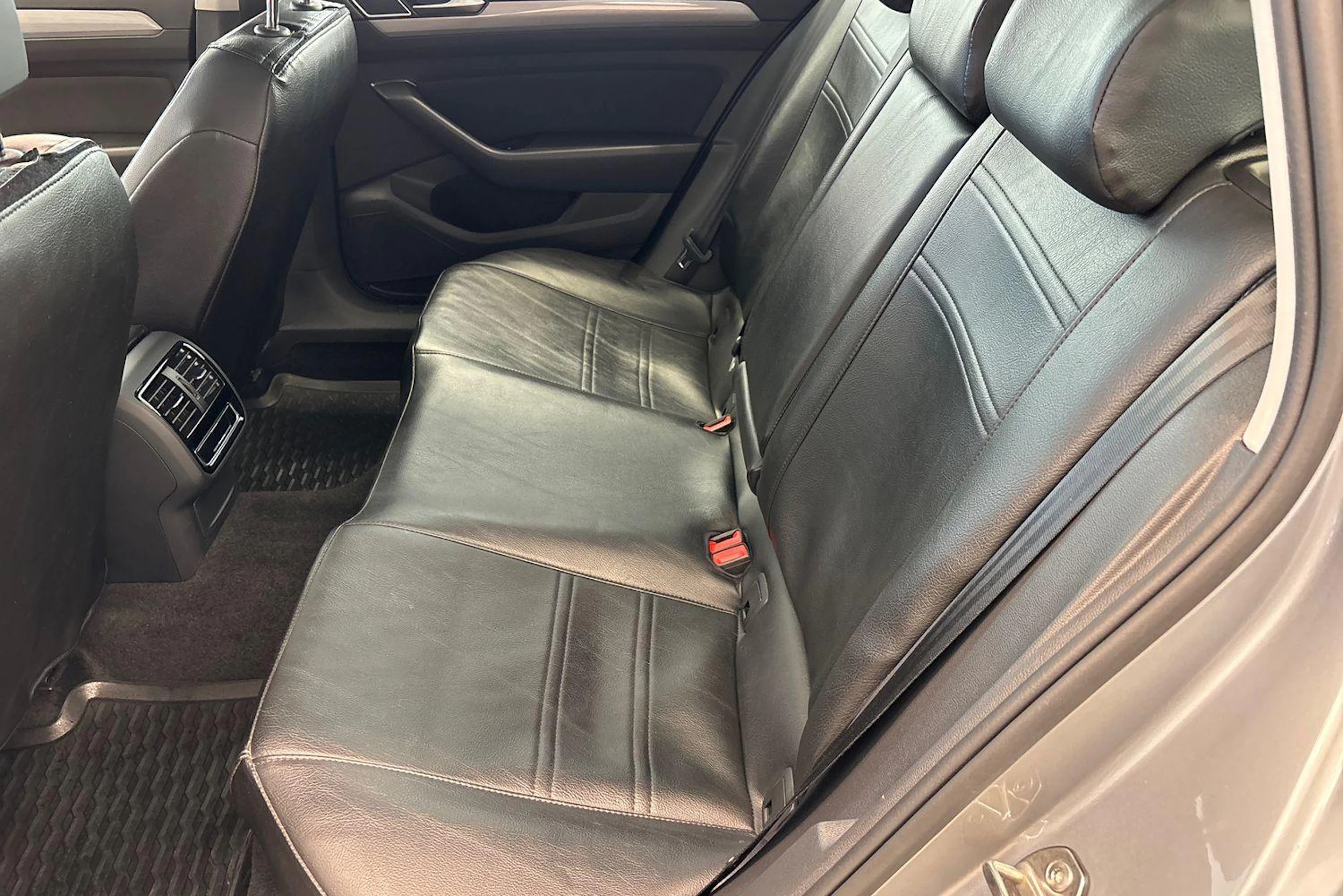 Harmaa Volkswagen PASSAT 2023 kuva 11.
