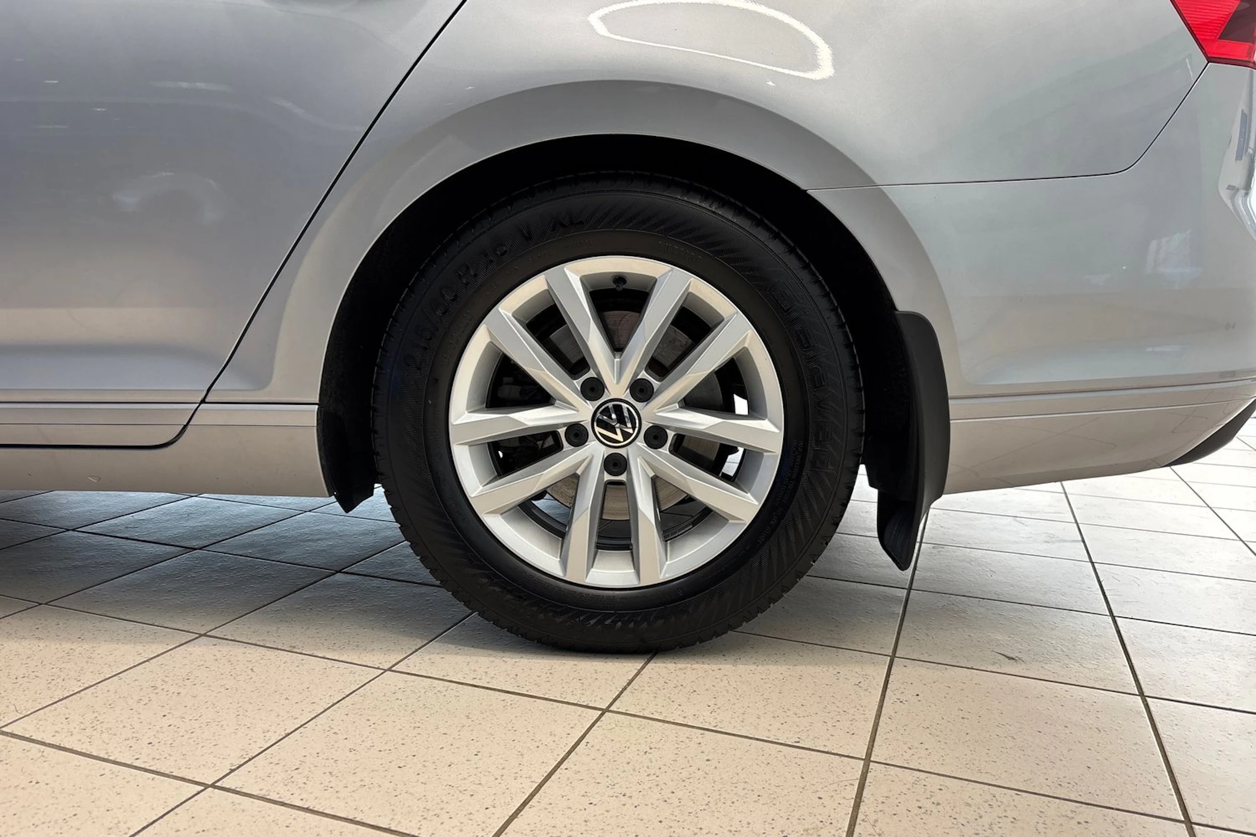 Harmaa Volkswagen PASSAT 2023 kuva 13.
