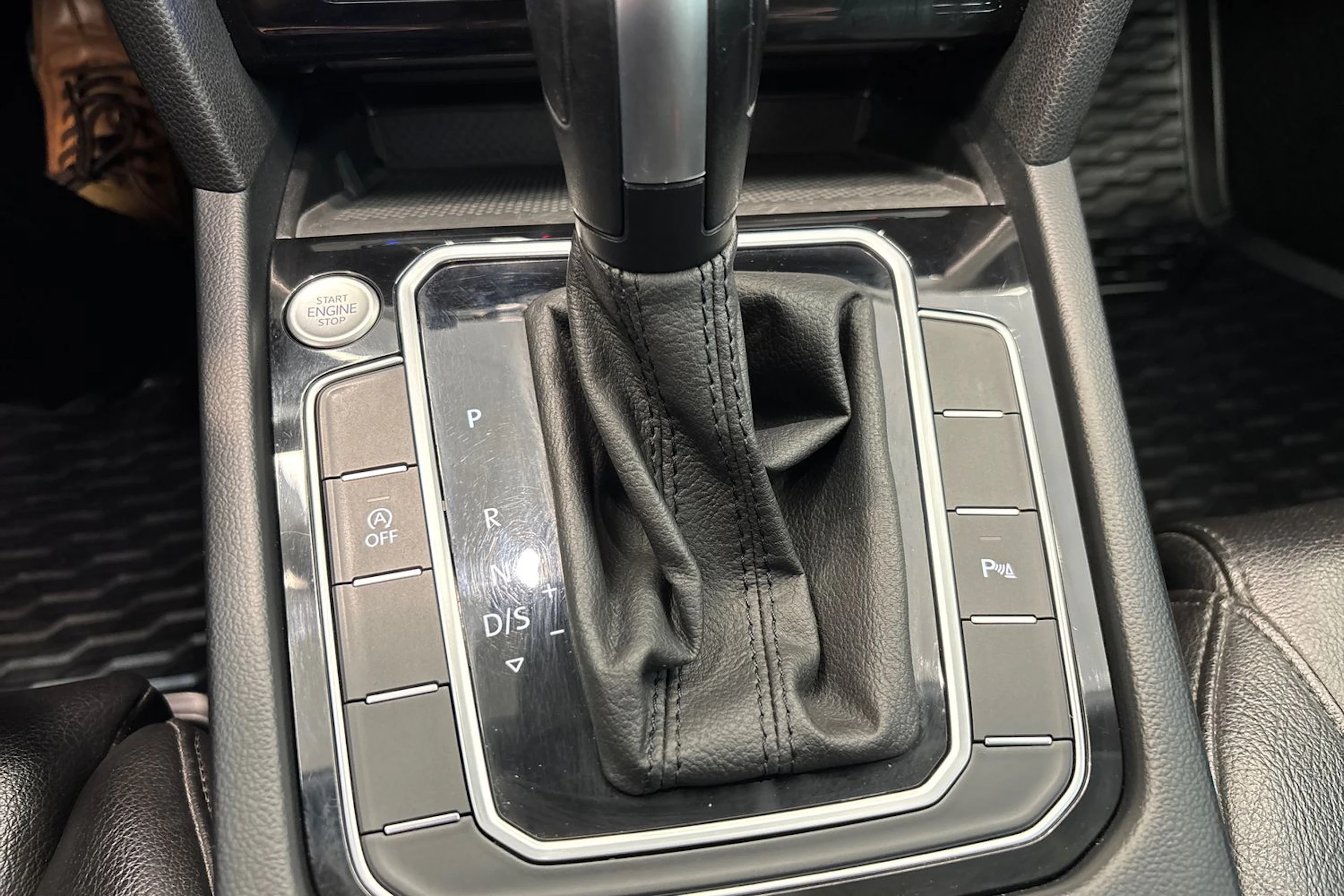 Harmaa Volkswagen PASSAT 2023 kuva 20.