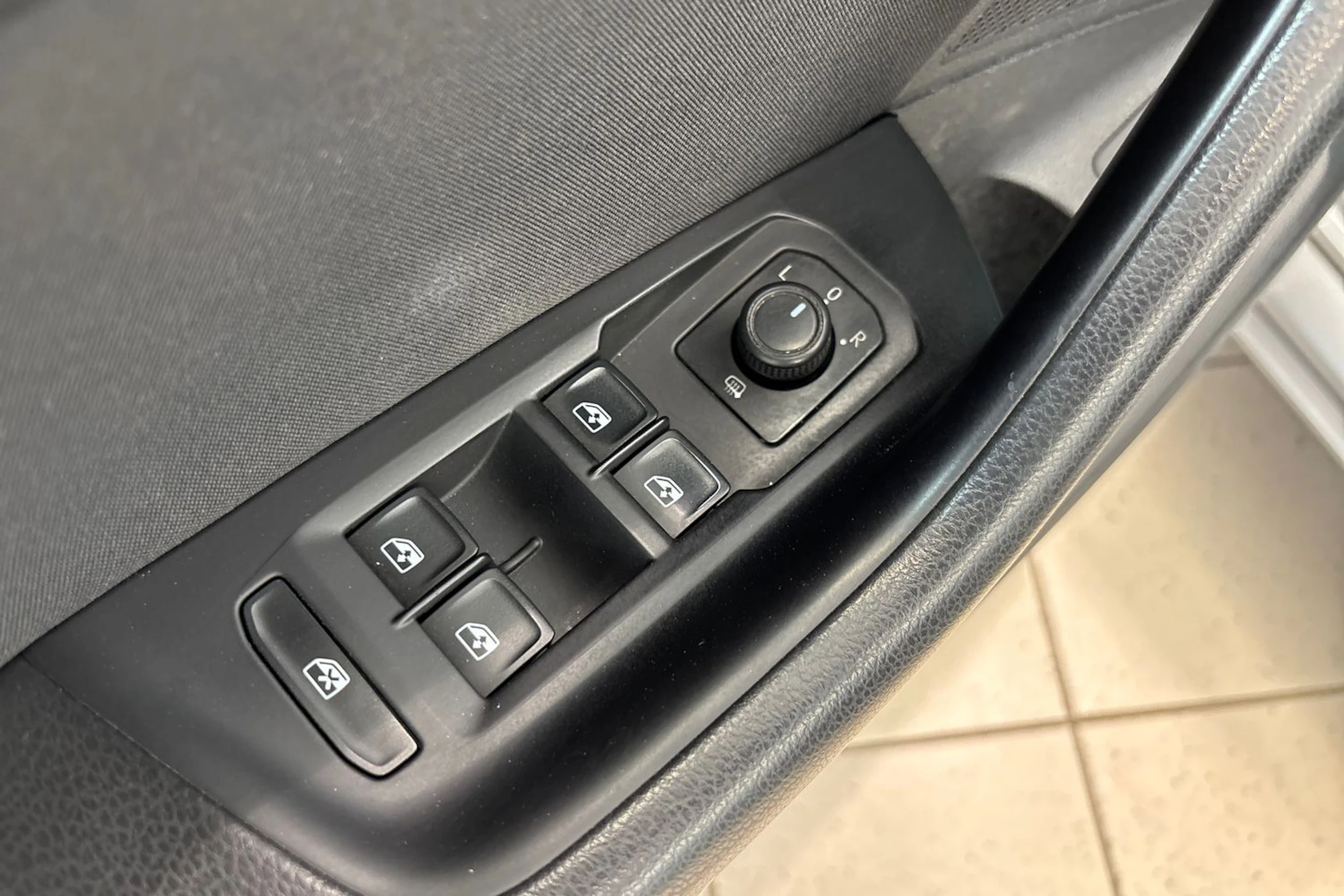 Harmaa Volkswagen PASSAT 2023 kuva 25.