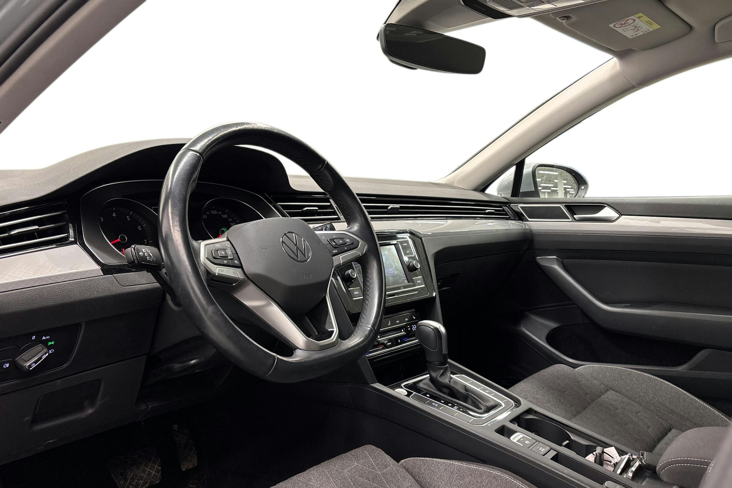 harmaa Volkswagen Passat 2023 kuva 3.