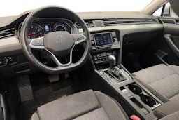 harmaa Volkswagen Passat 2023 kuva 7.