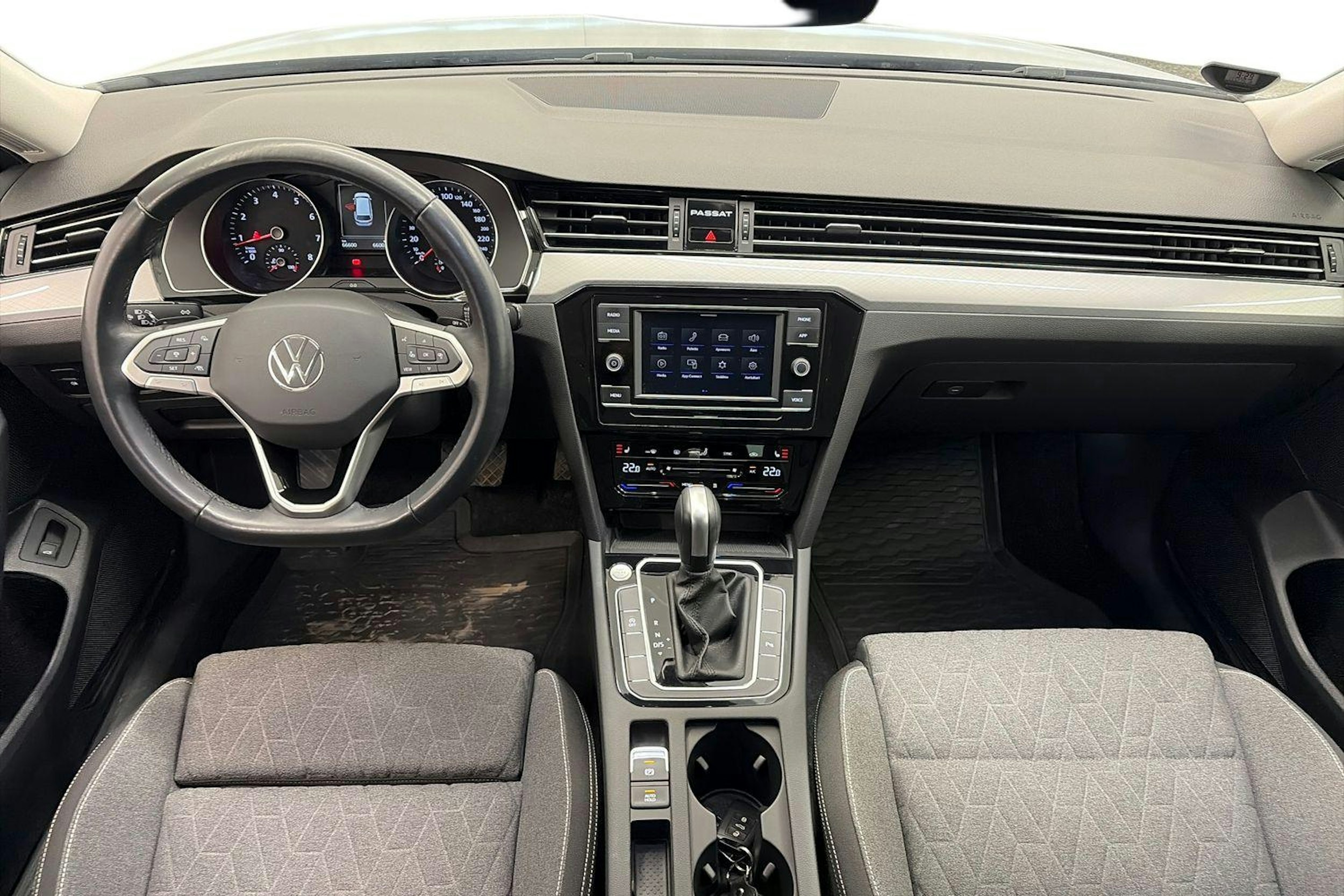 harmaa Volkswagen Passat 2023 kuva 9.