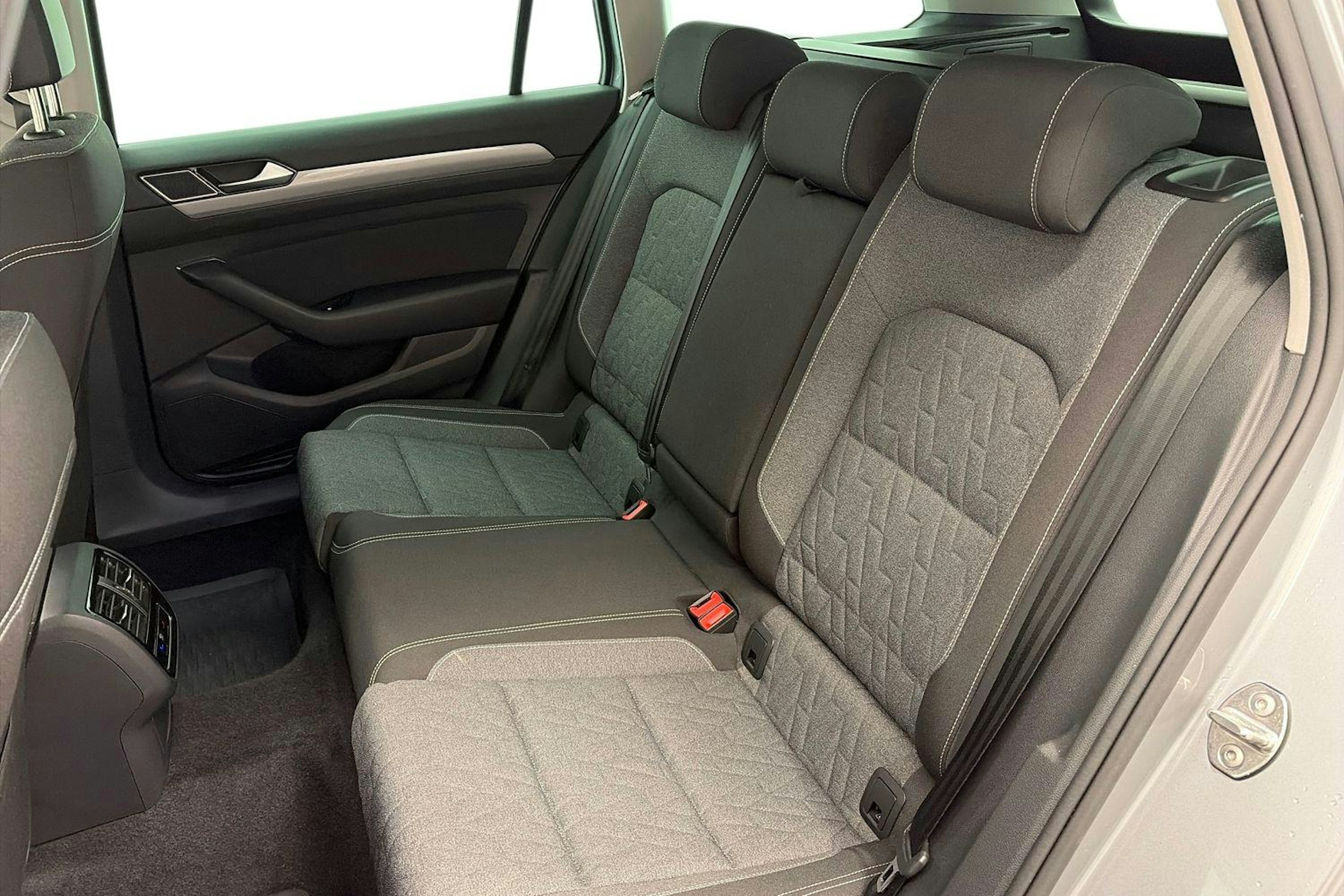 harmaa Volkswagen Passat 2023 kuva 10.