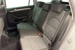 harmaa Volkswagen Passat 2023 kuva 10.