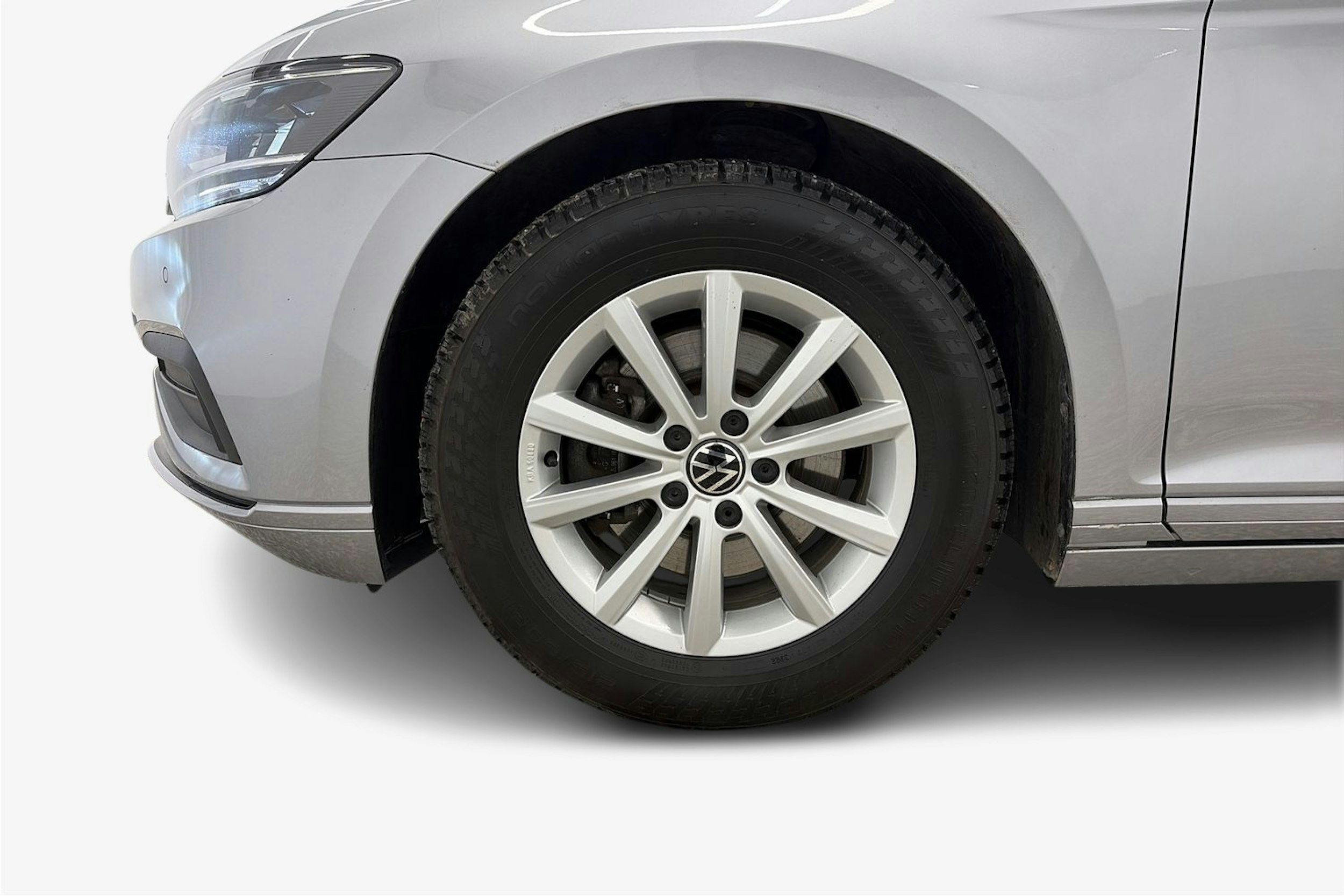 harmaa Volkswagen Passat 2023 kuva 11.