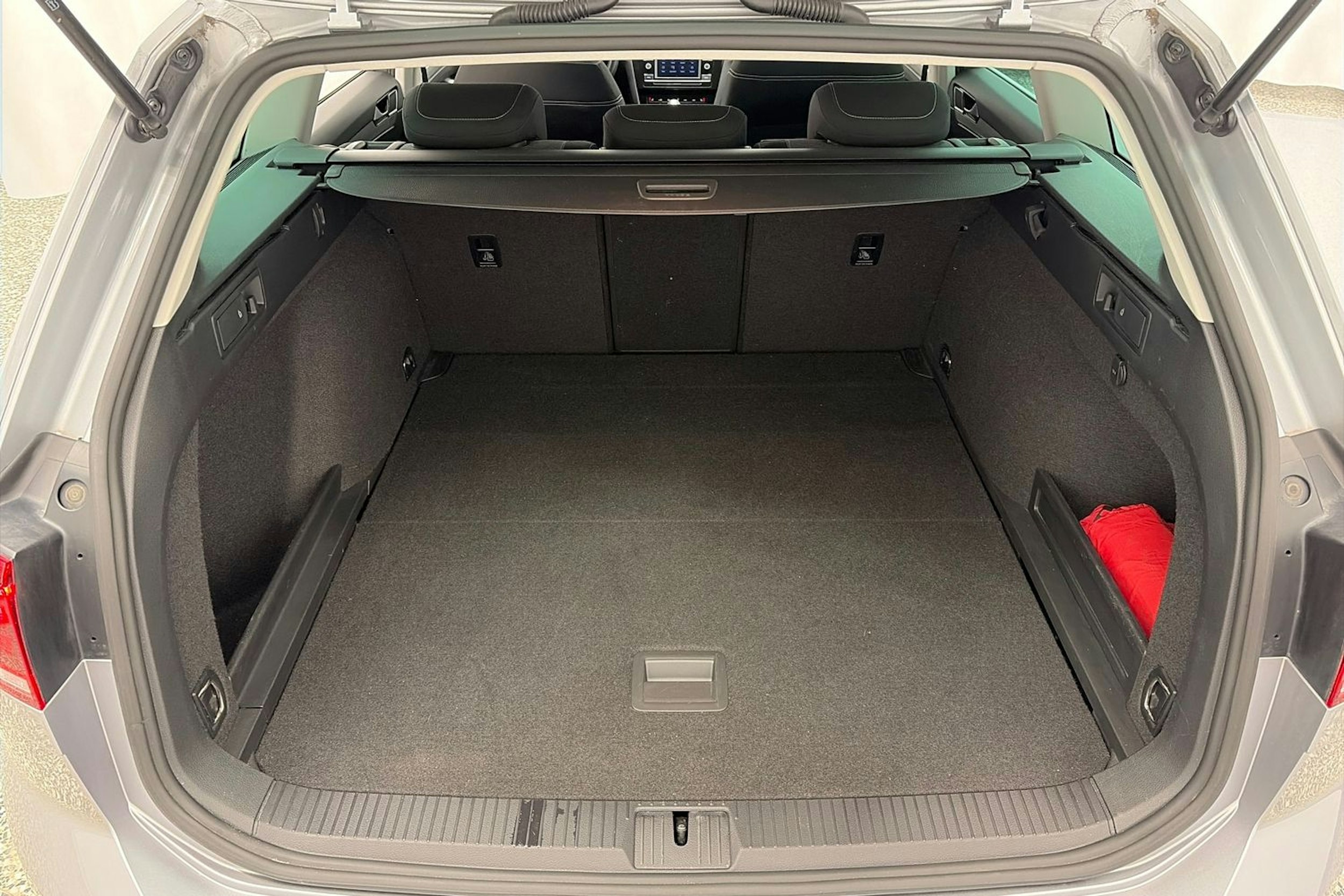 harmaa Volkswagen Passat 2023 kuva 13.