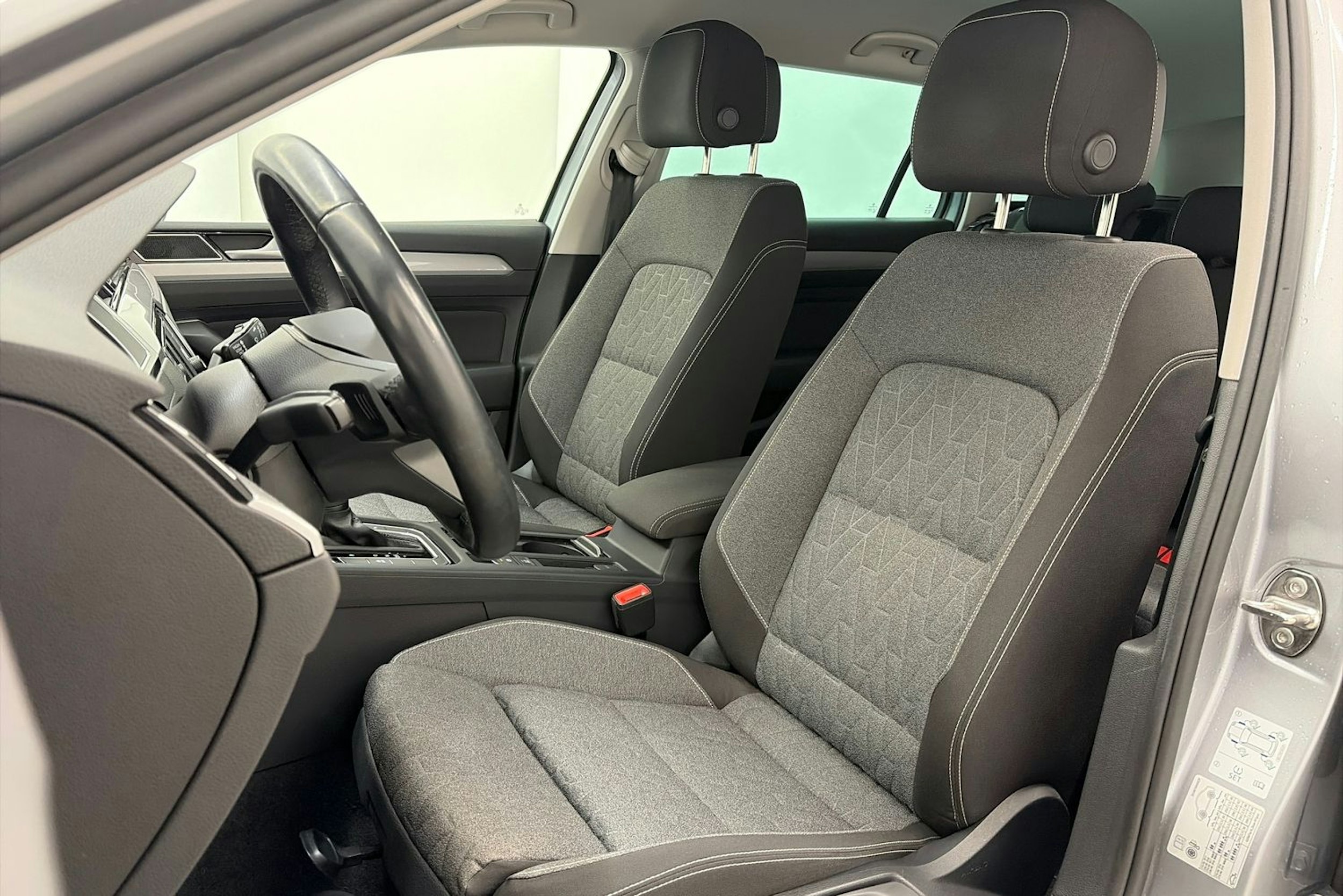 harmaa Volkswagen Passat 2023 kuva 14.