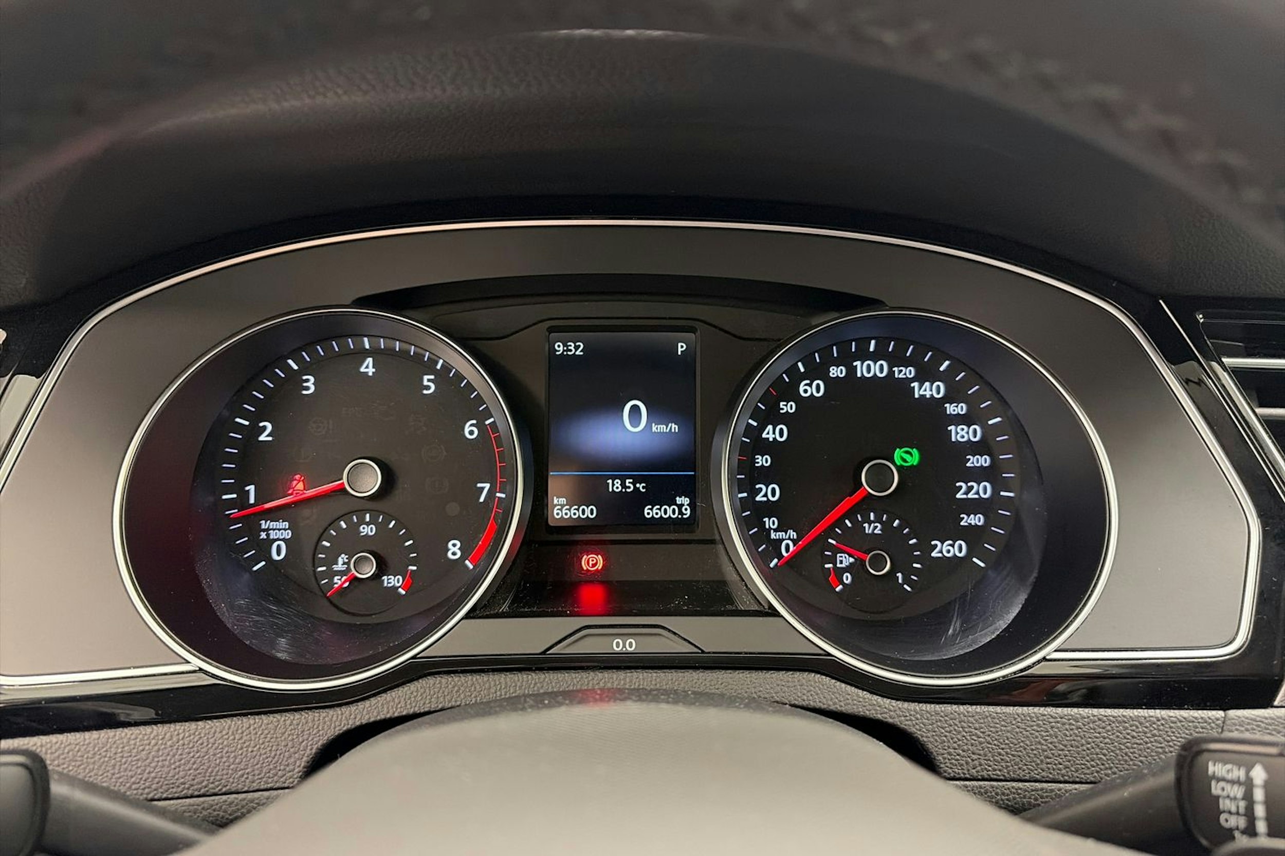 harmaa Volkswagen Passat 2023 kuva 16.