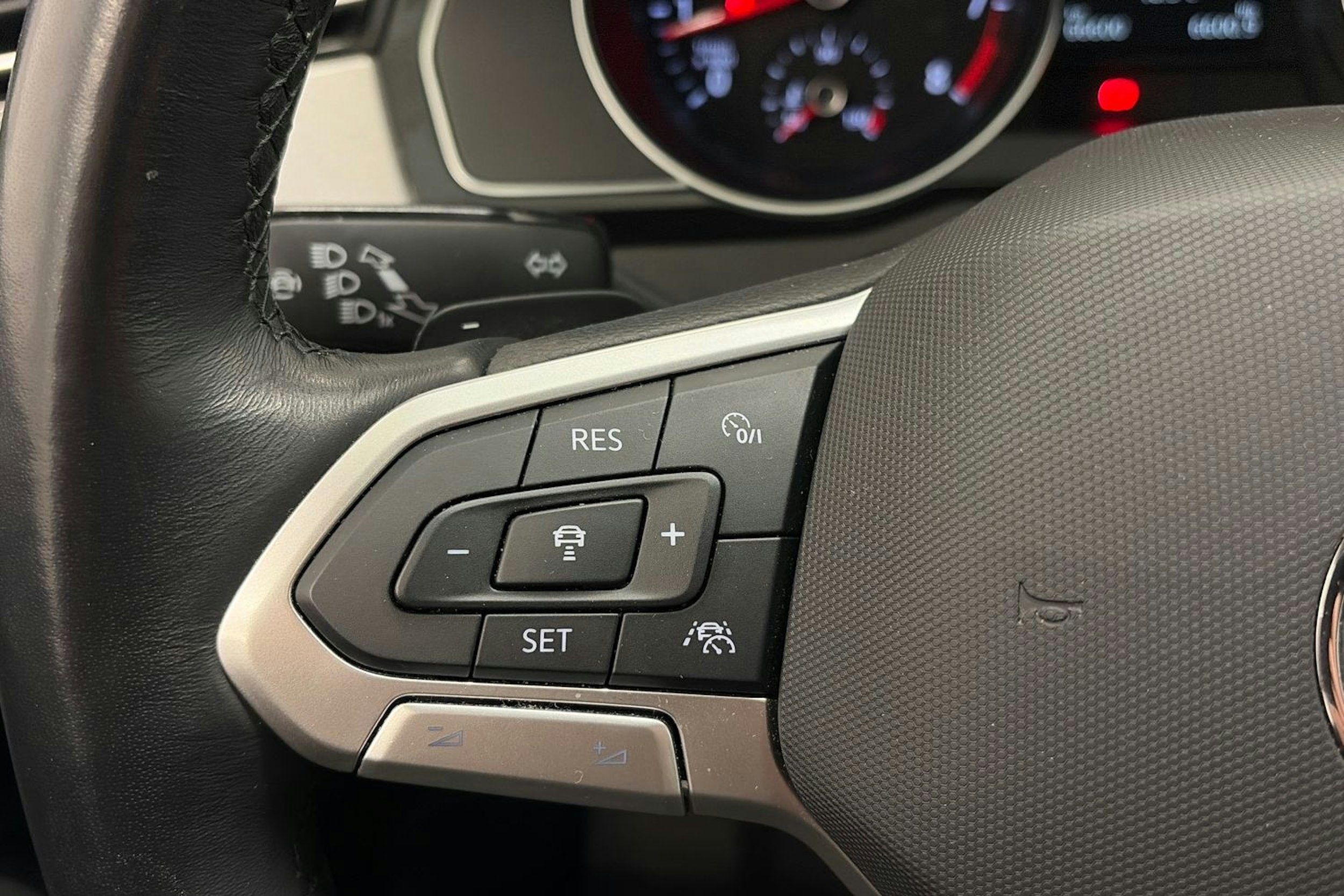 harmaa Volkswagen Passat 2023 kuva 17.