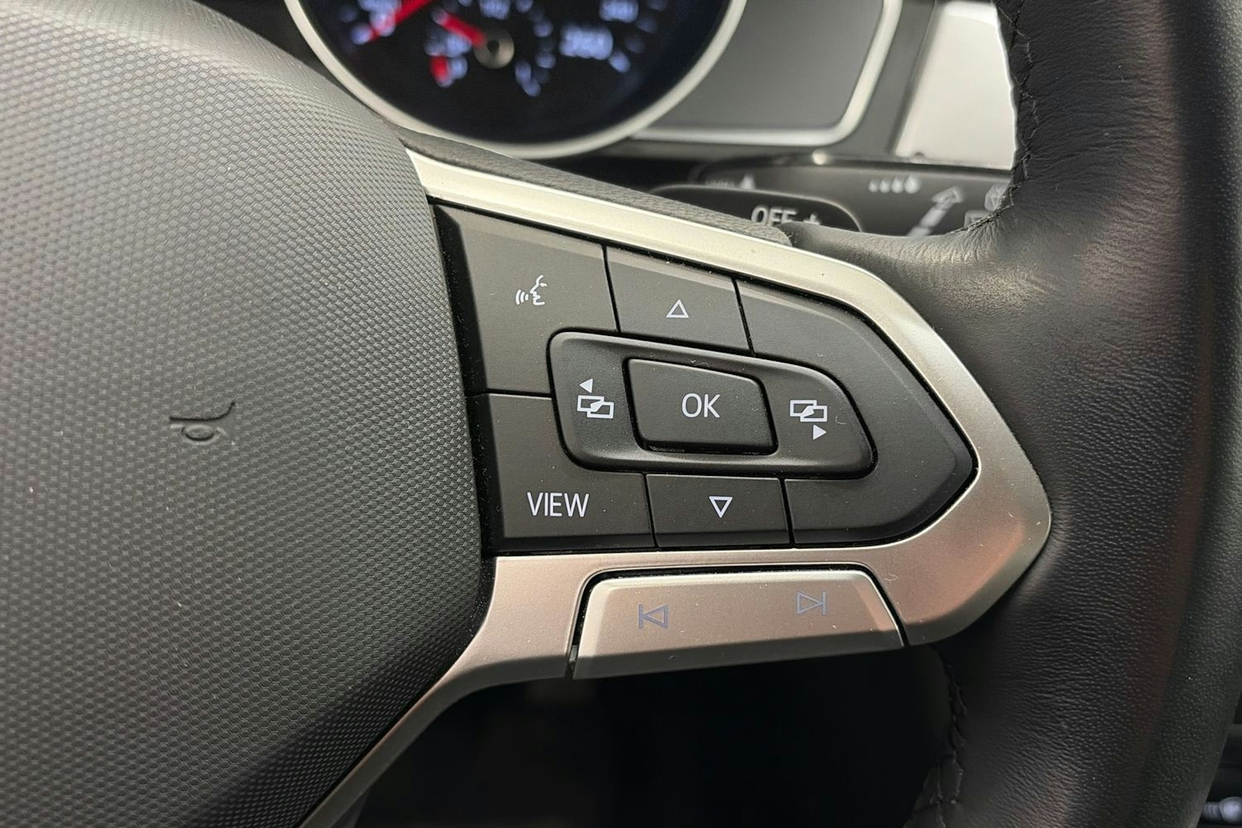 harmaa Volkswagen Passat 2023 kuva 18.