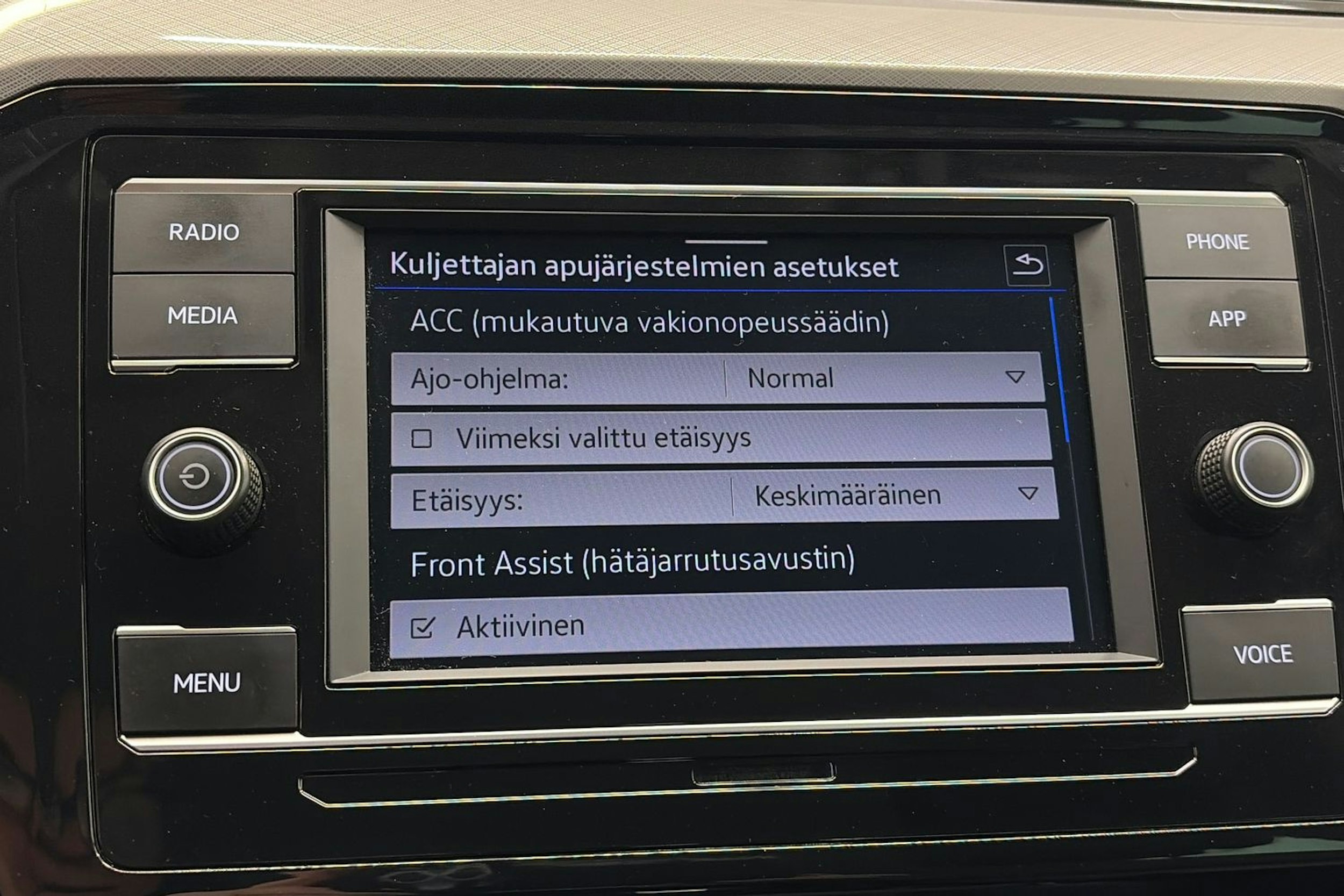 harmaa Volkswagen Passat 2023 kuva 20.