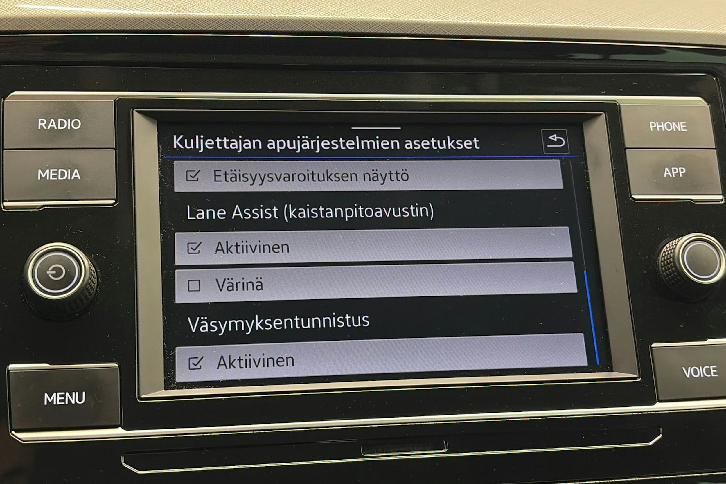 harmaa Volkswagen Passat 2023 kuva 21.