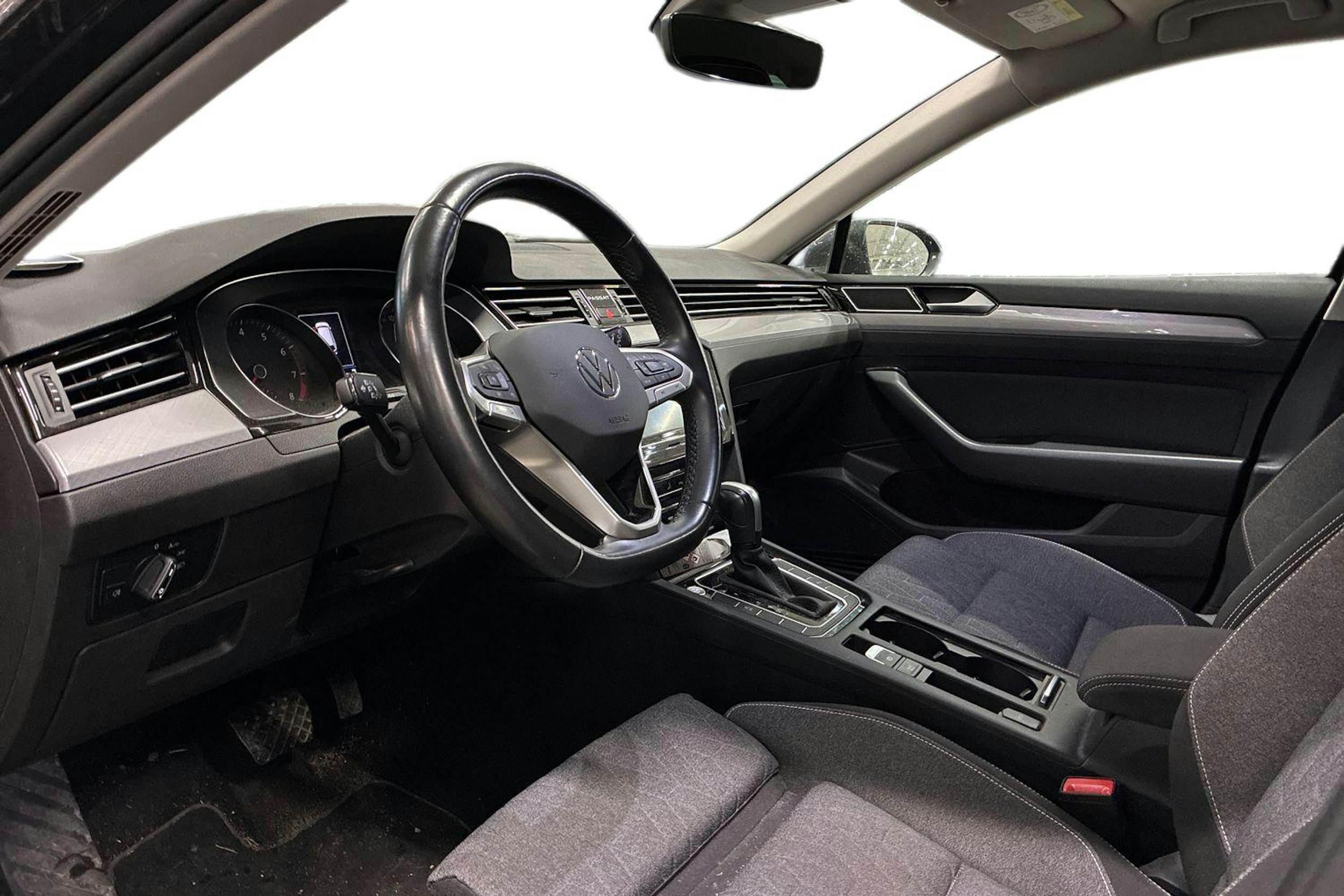harmaa Volkswagen Passat 2023 kuva 3.