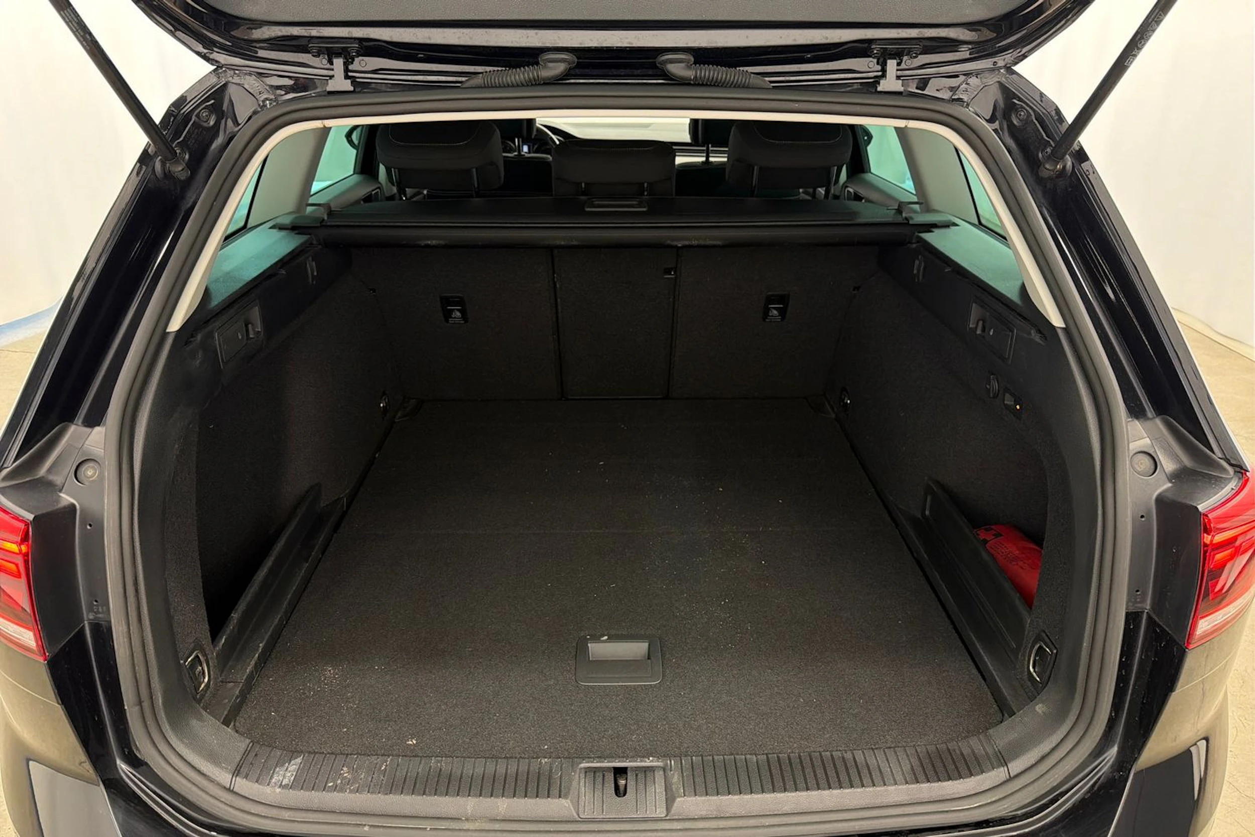 musta Volkswagen Passat 2023 kuva 13.