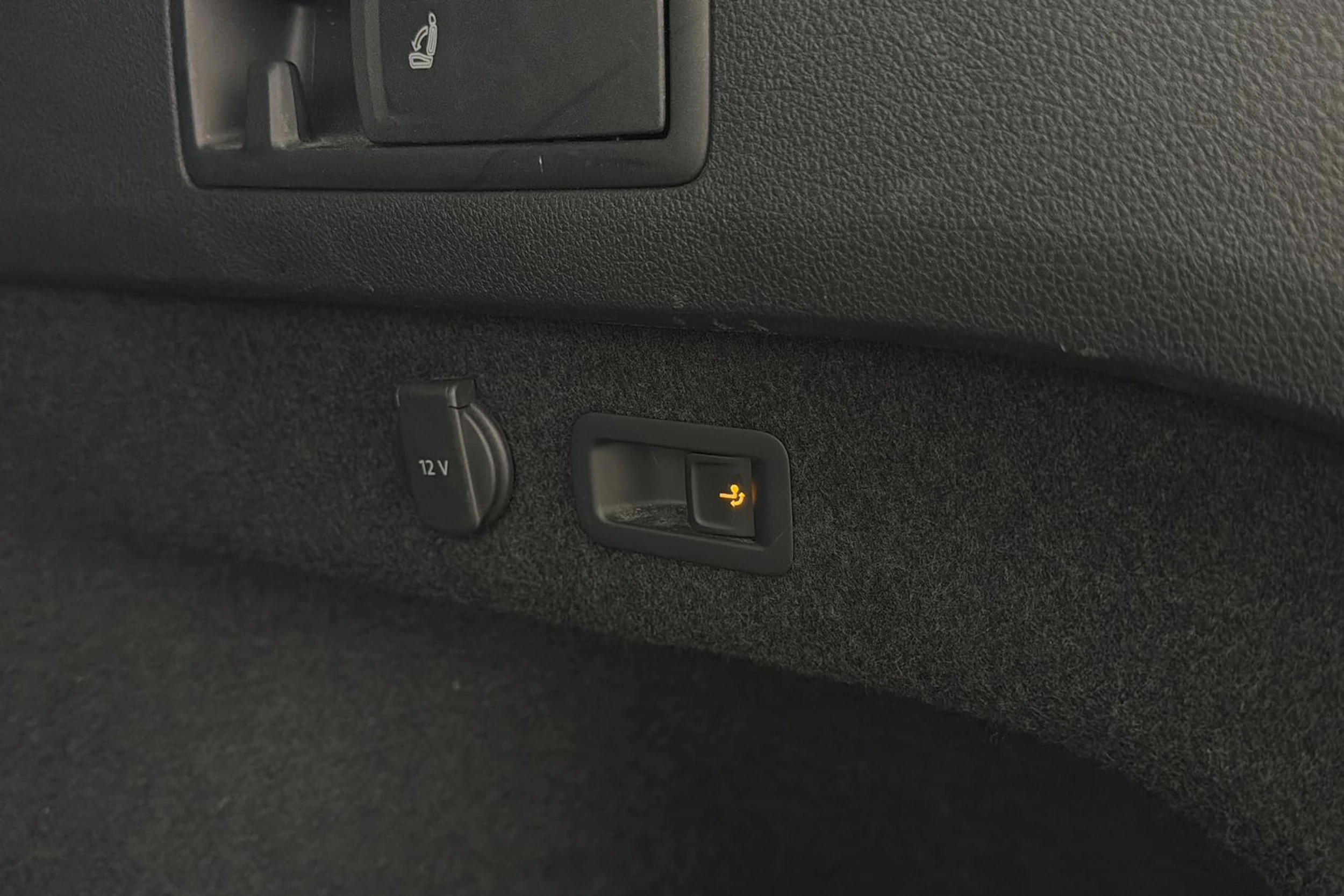 musta Volkswagen Passat 2023 kuva 14.