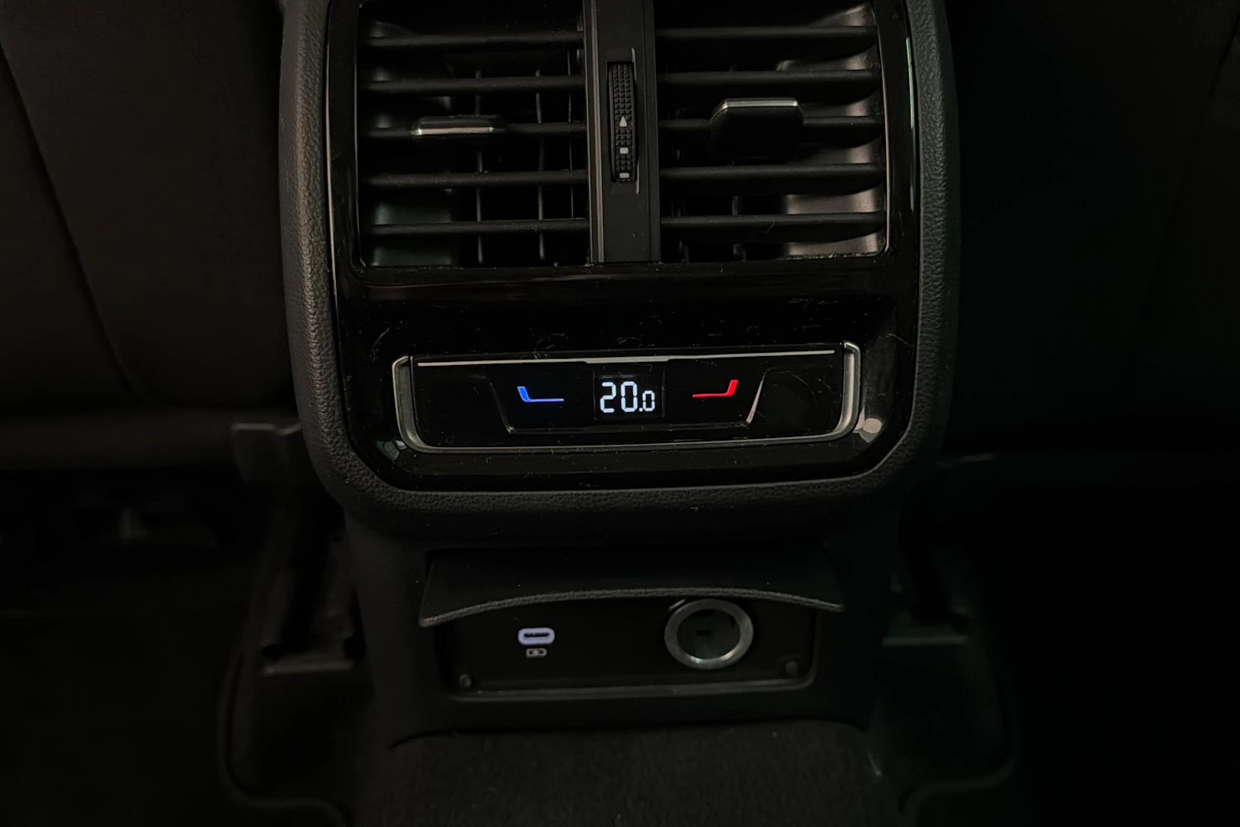 musta Volkswagen Passat 2023 kuva 16.