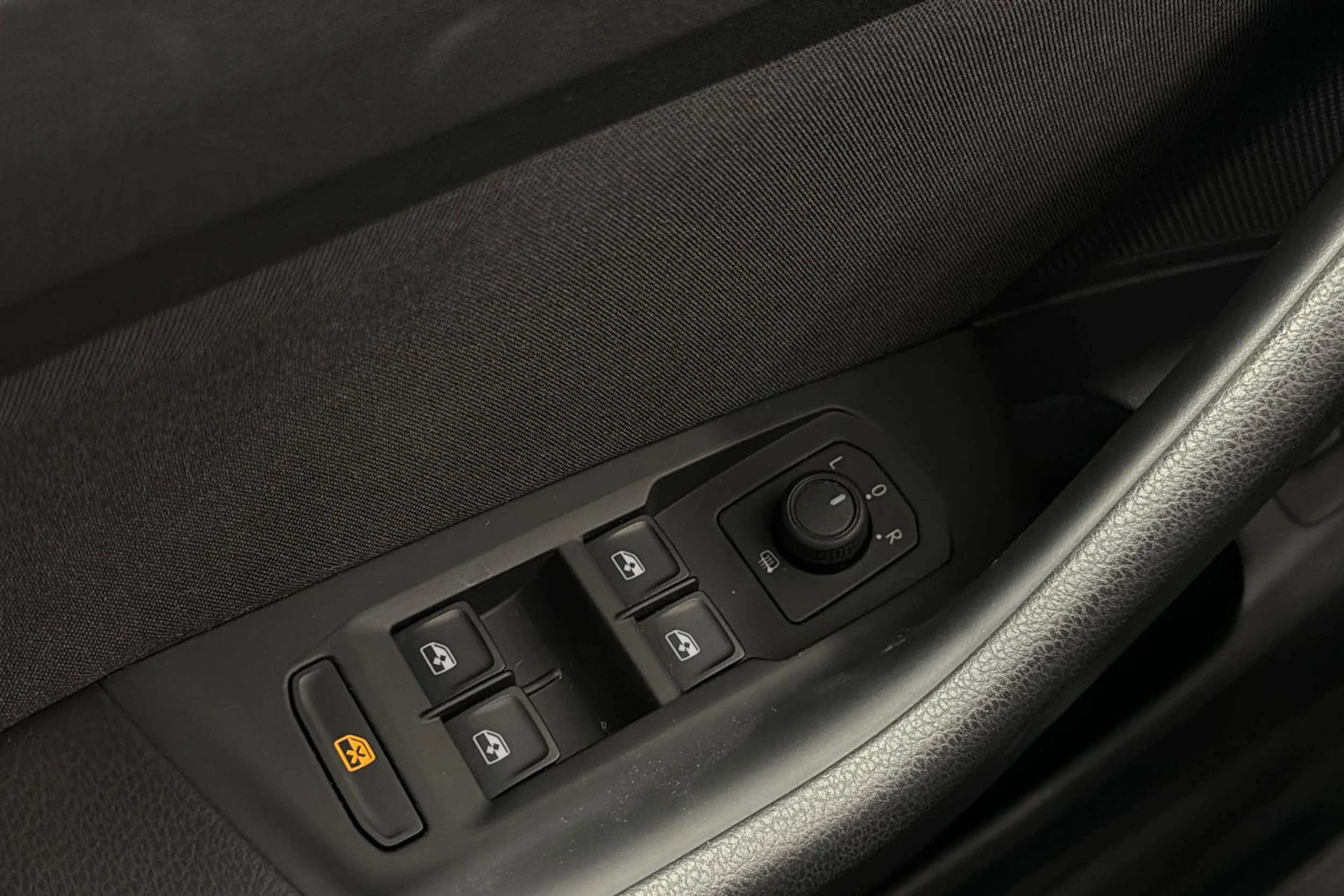 musta Volkswagen Passat 2023 kuva 18.