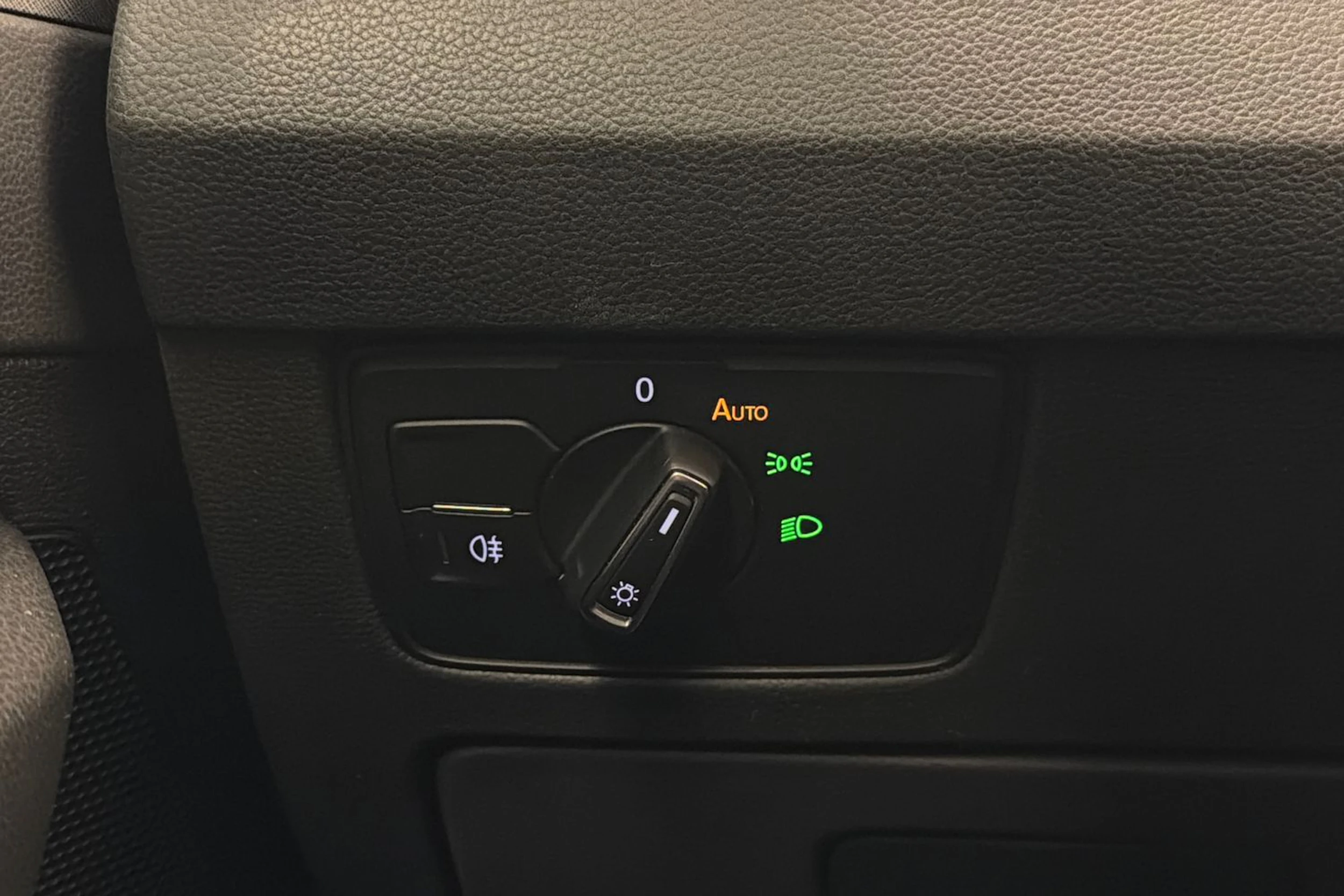 musta Volkswagen Passat 2023 kuva 19.