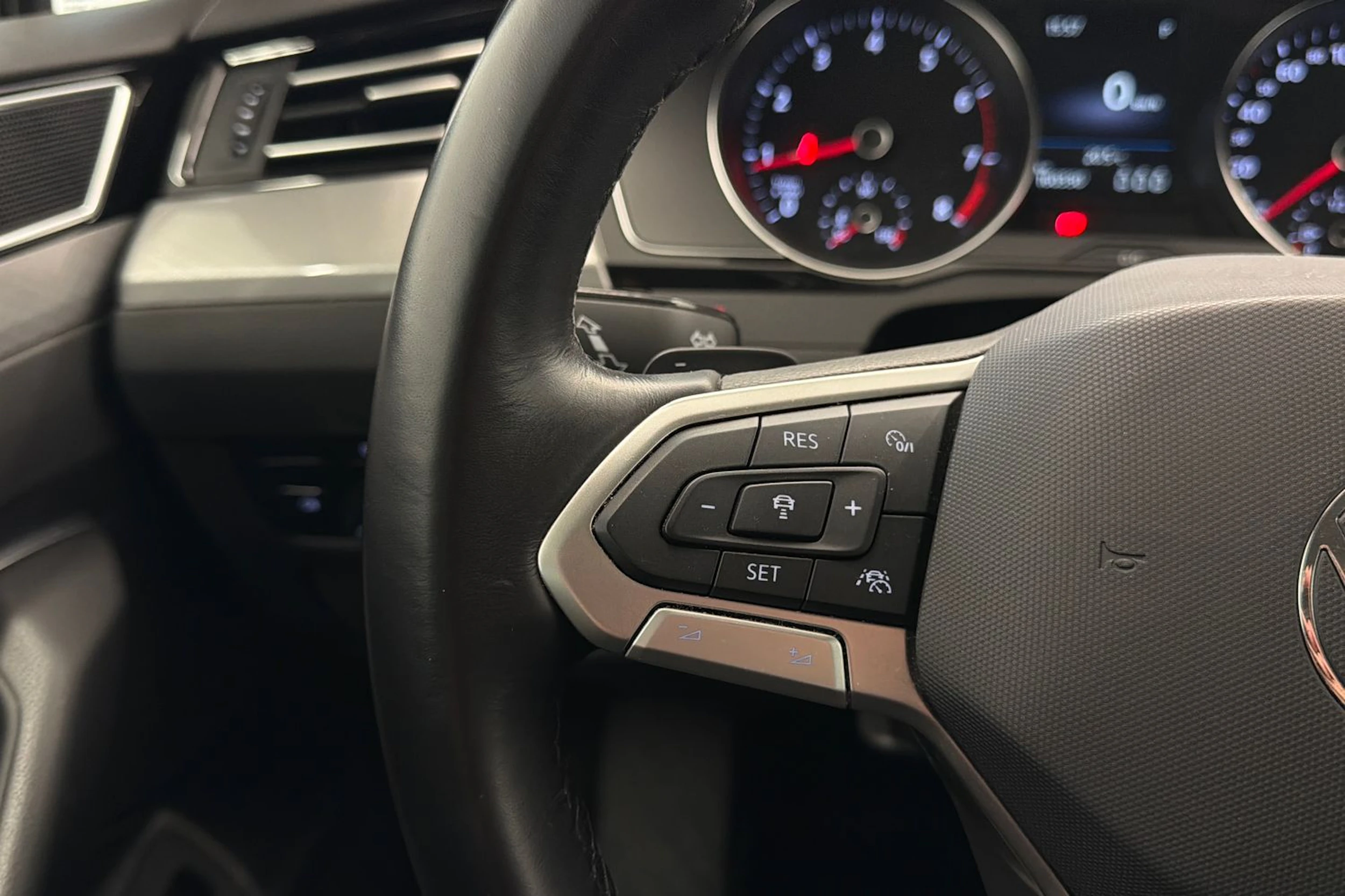 musta Volkswagen Passat 2023 kuva 20.