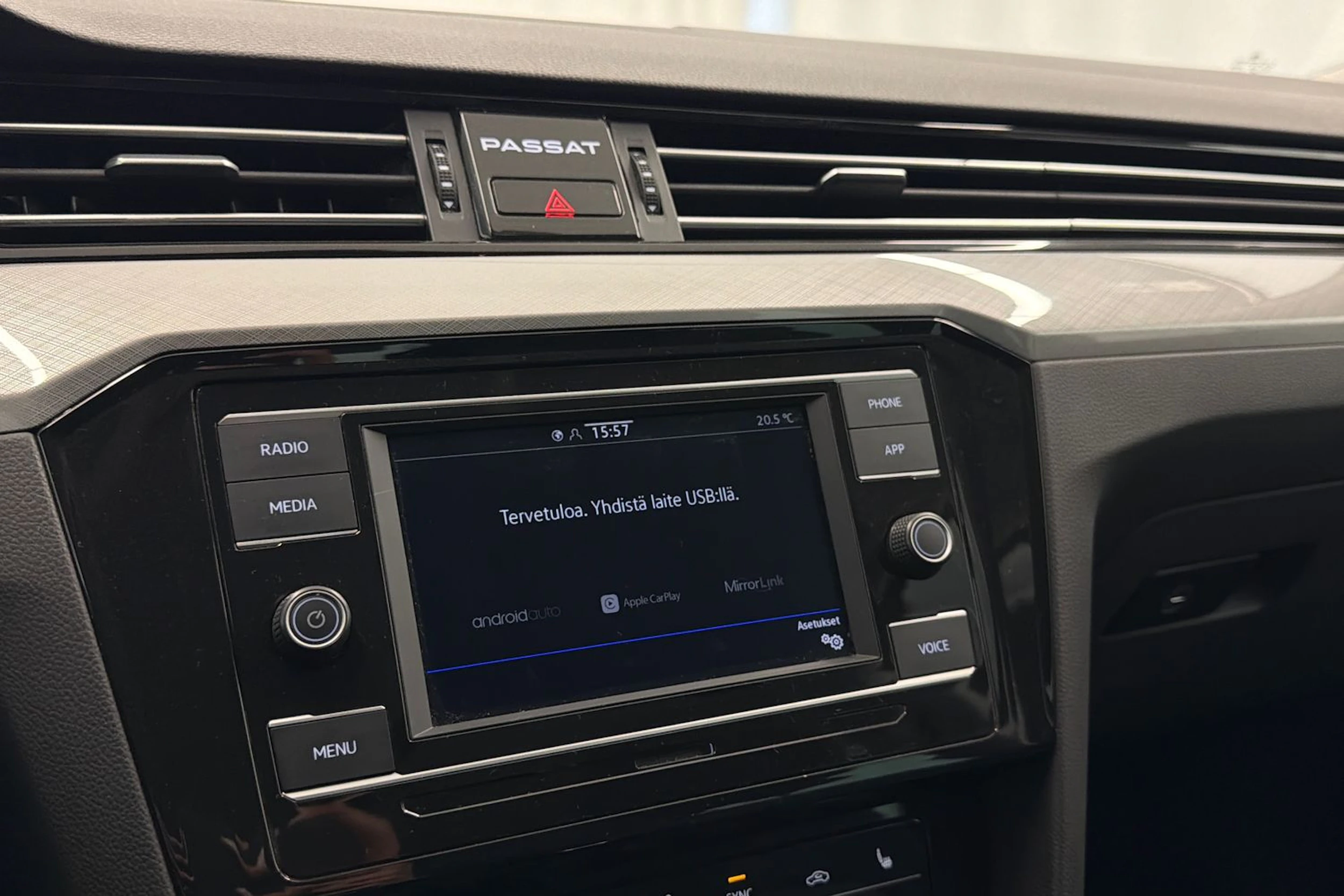 musta Volkswagen Passat 2023 kuva 23.