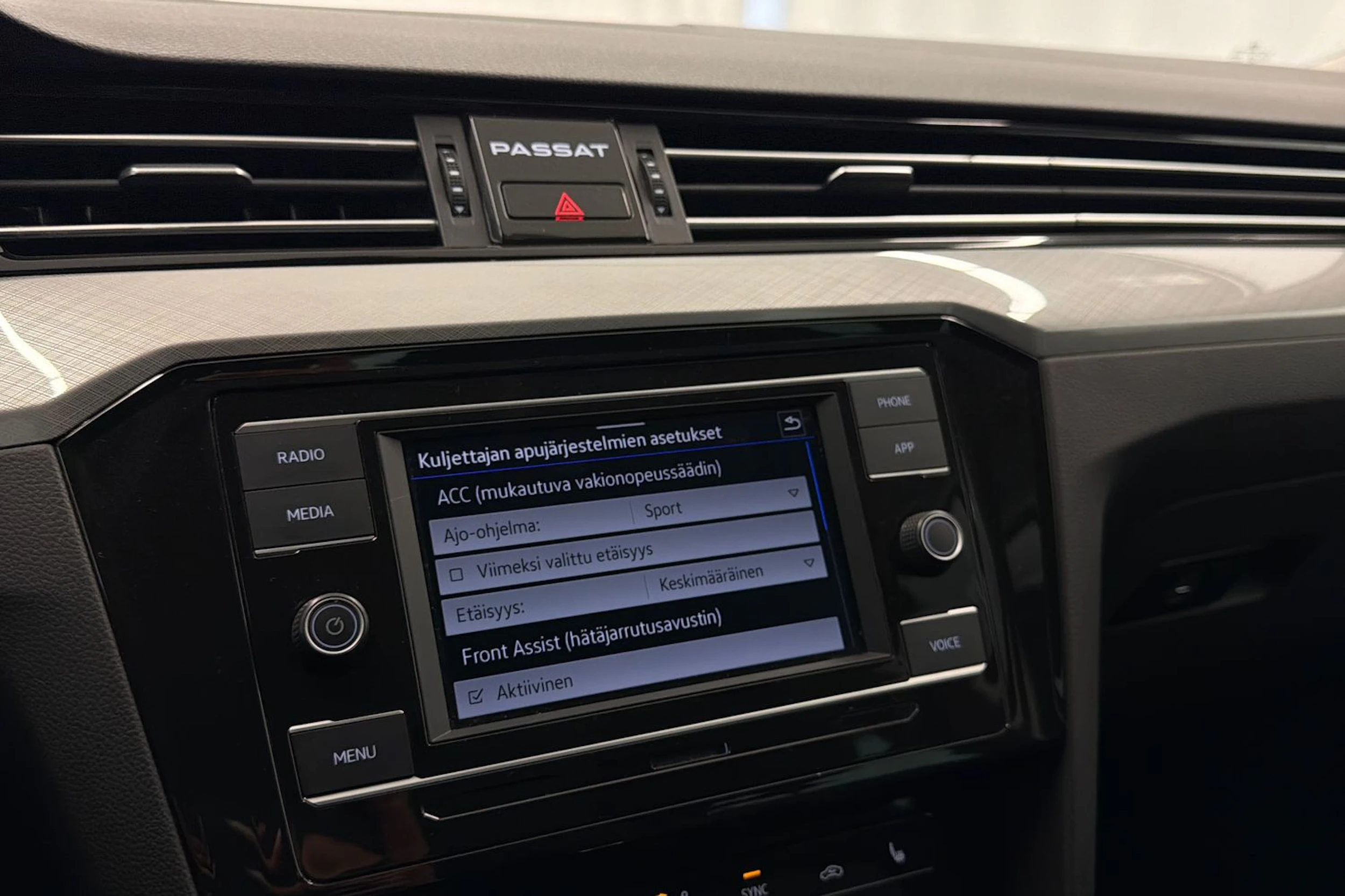 musta Volkswagen Passat 2023 kuva 24.