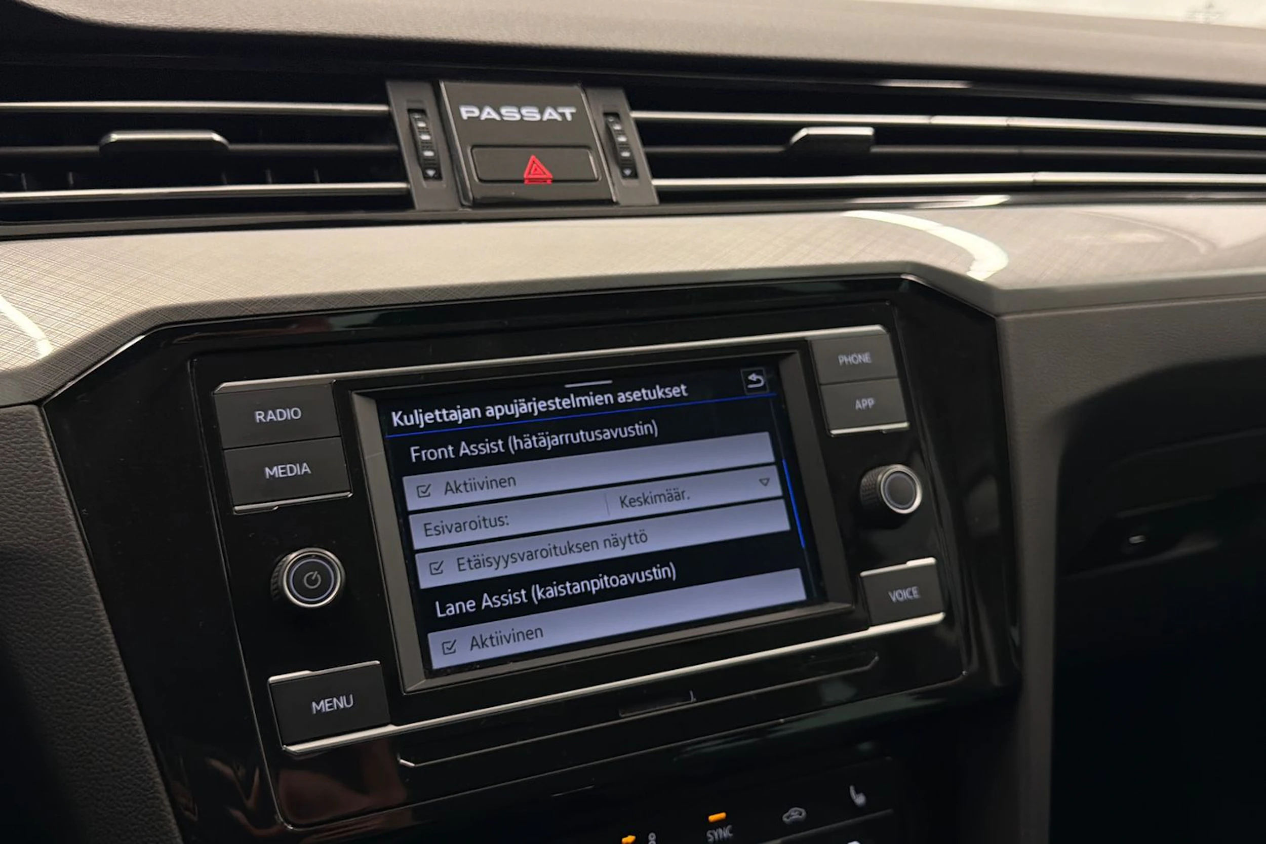 musta Volkswagen Passat 2023 kuva 25.