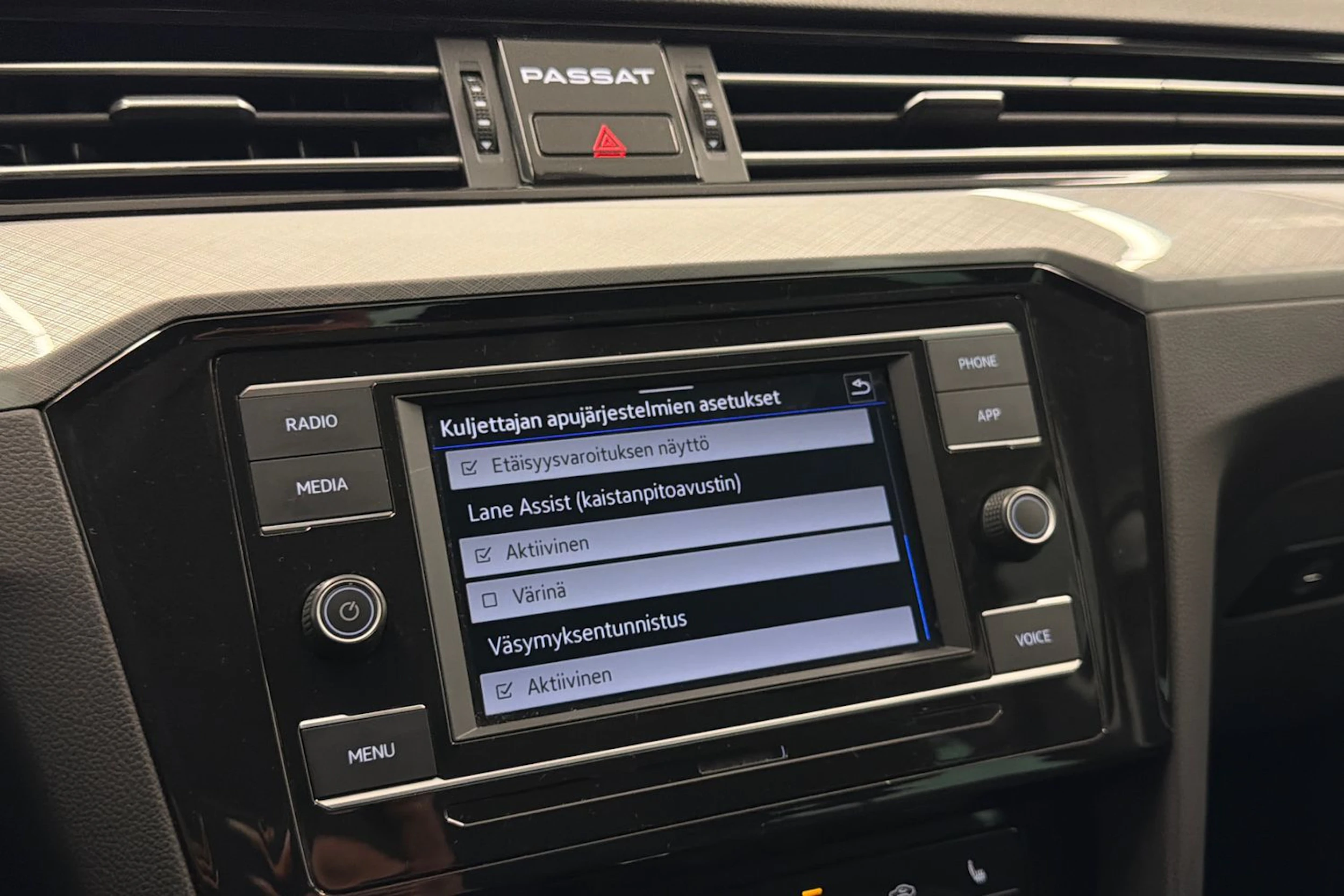 musta Volkswagen Passat 2023 kuva 26.