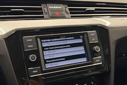 musta Volkswagen Passat 2023 kuva 26.