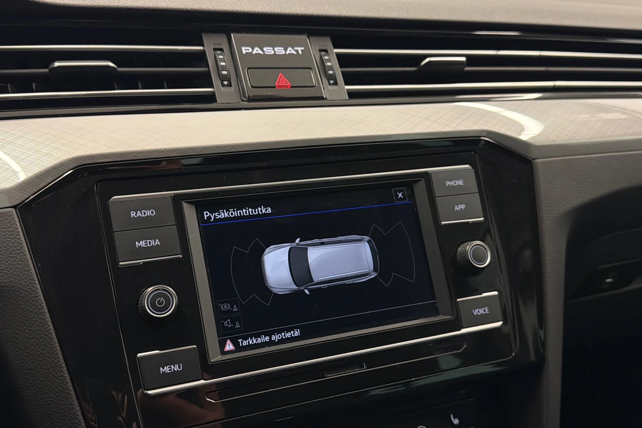 musta Volkswagen Passat 2023 kuva 27.