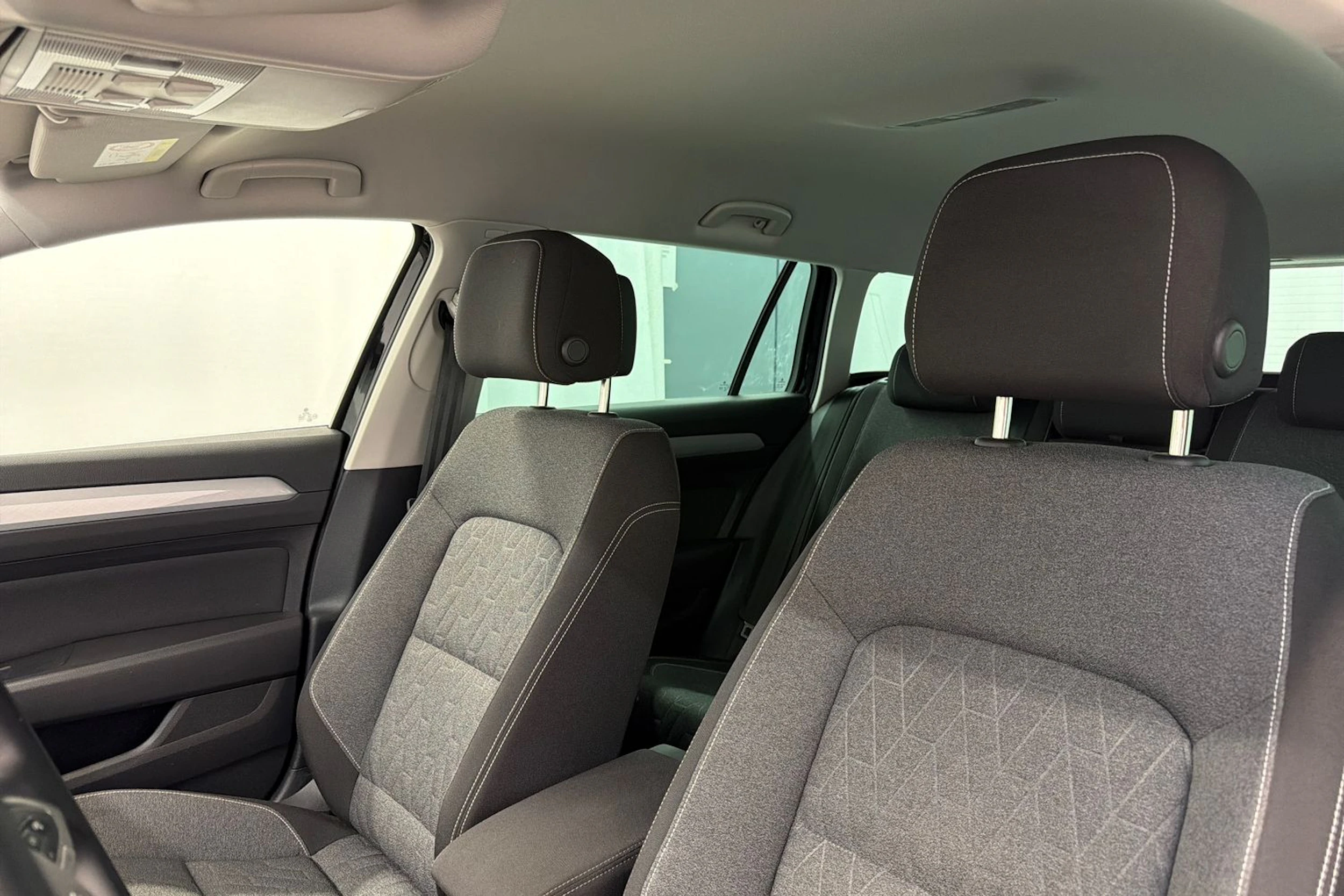musta Volkswagen Passat 2023 kuva 28.