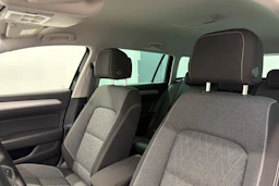 musta Volkswagen Passat 2023 kuva 28.