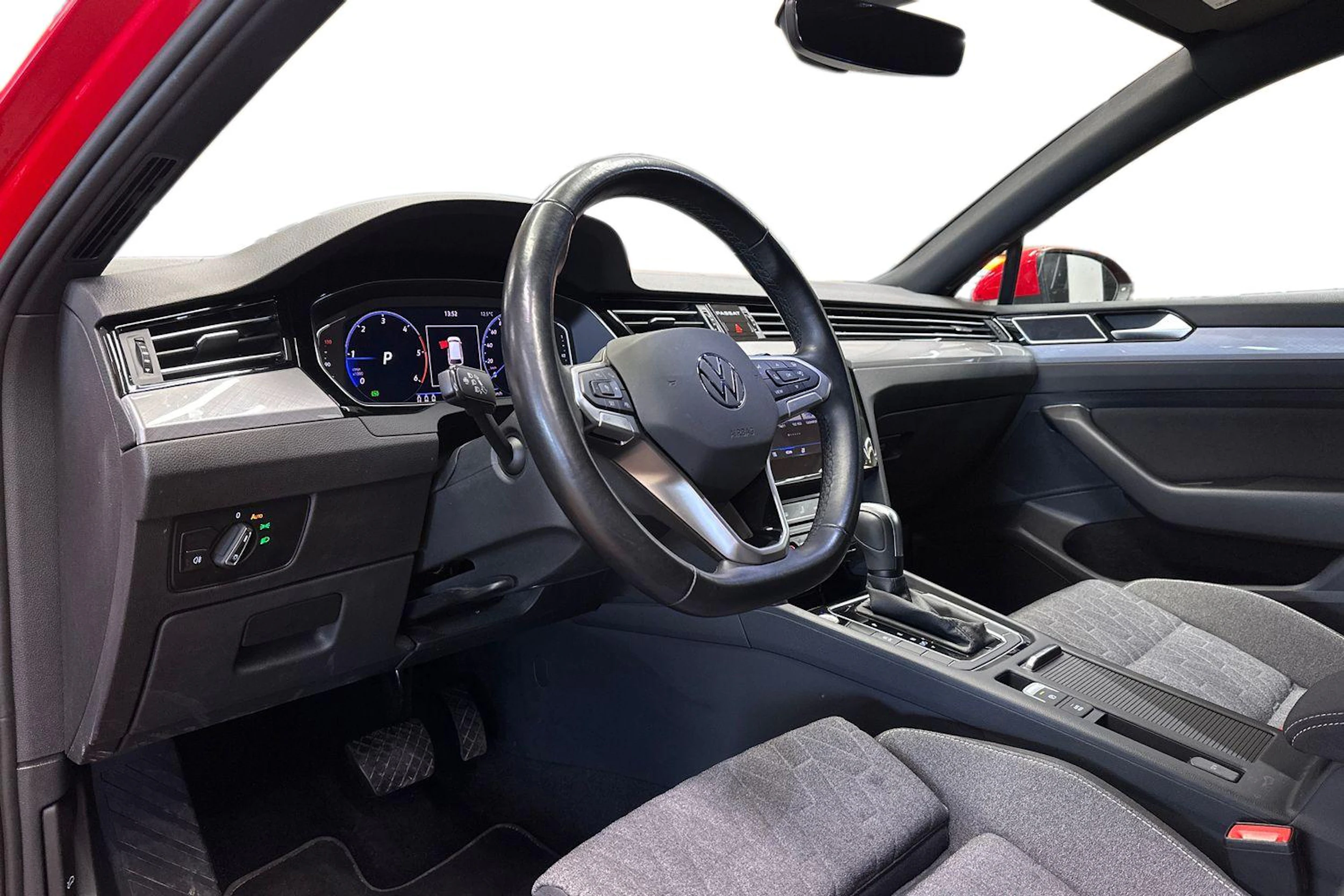 punainen Volkswagen Passat 2023 kuva 8.
