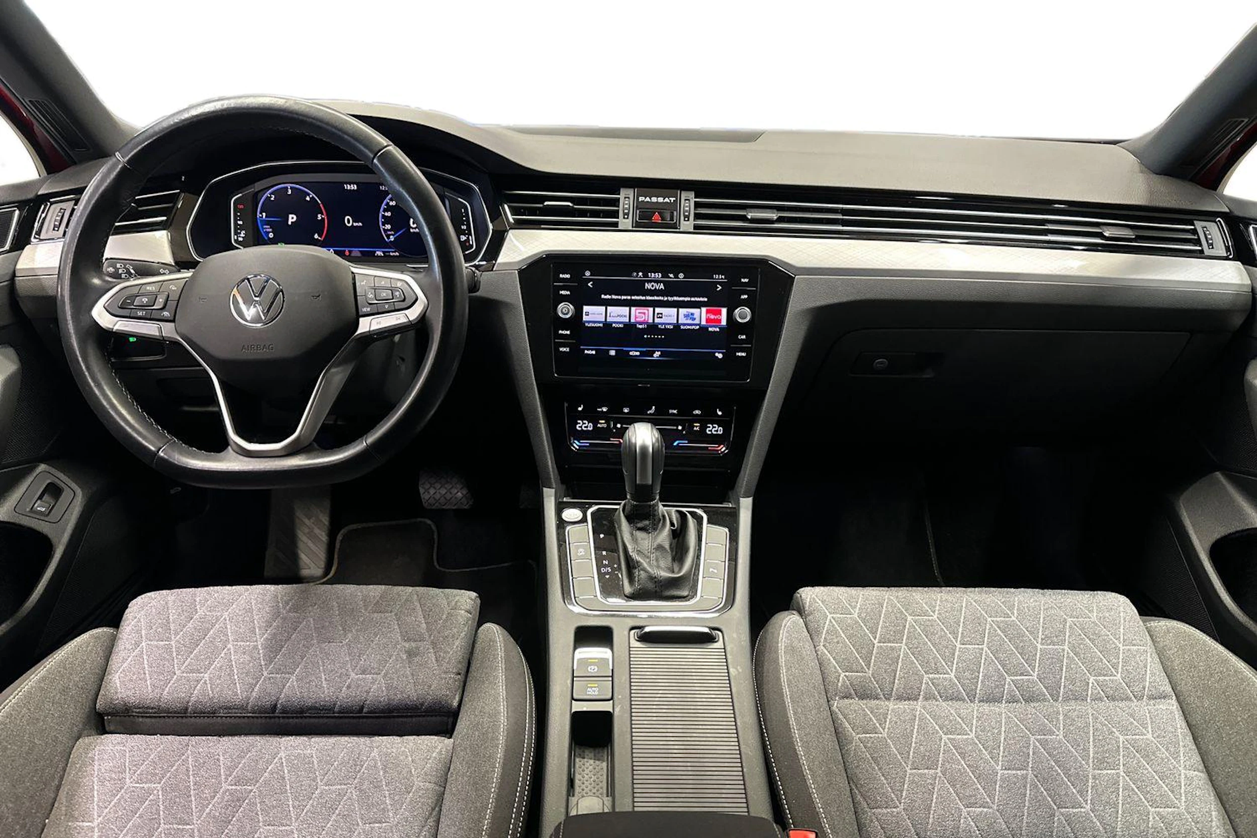 punainen Volkswagen Passat 2023 kuva 9.