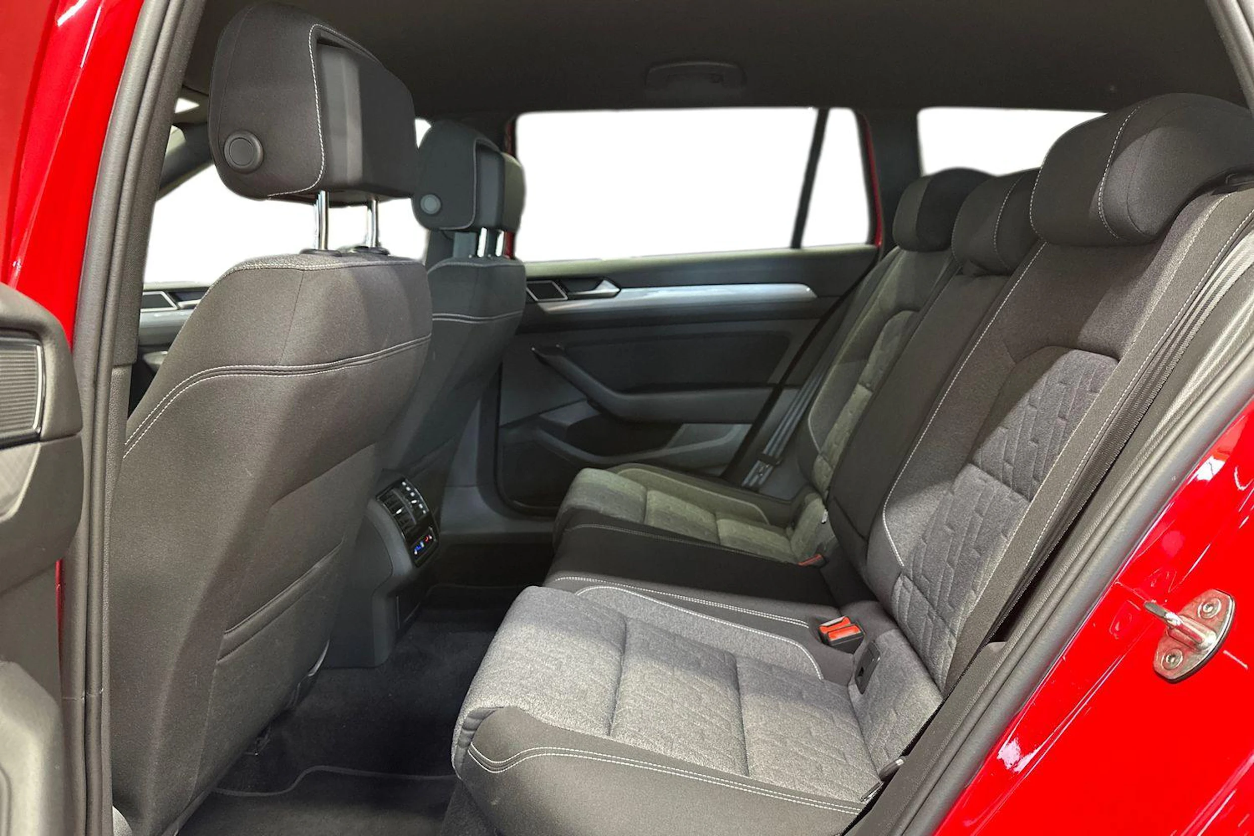 punainen Volkswagen Passat 2023 kuva 11.