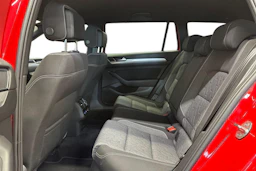 punainen Volkswagen Passat 2023 kuva 11.