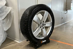 punainen Volkswagen Passat 2023 kuva 13.