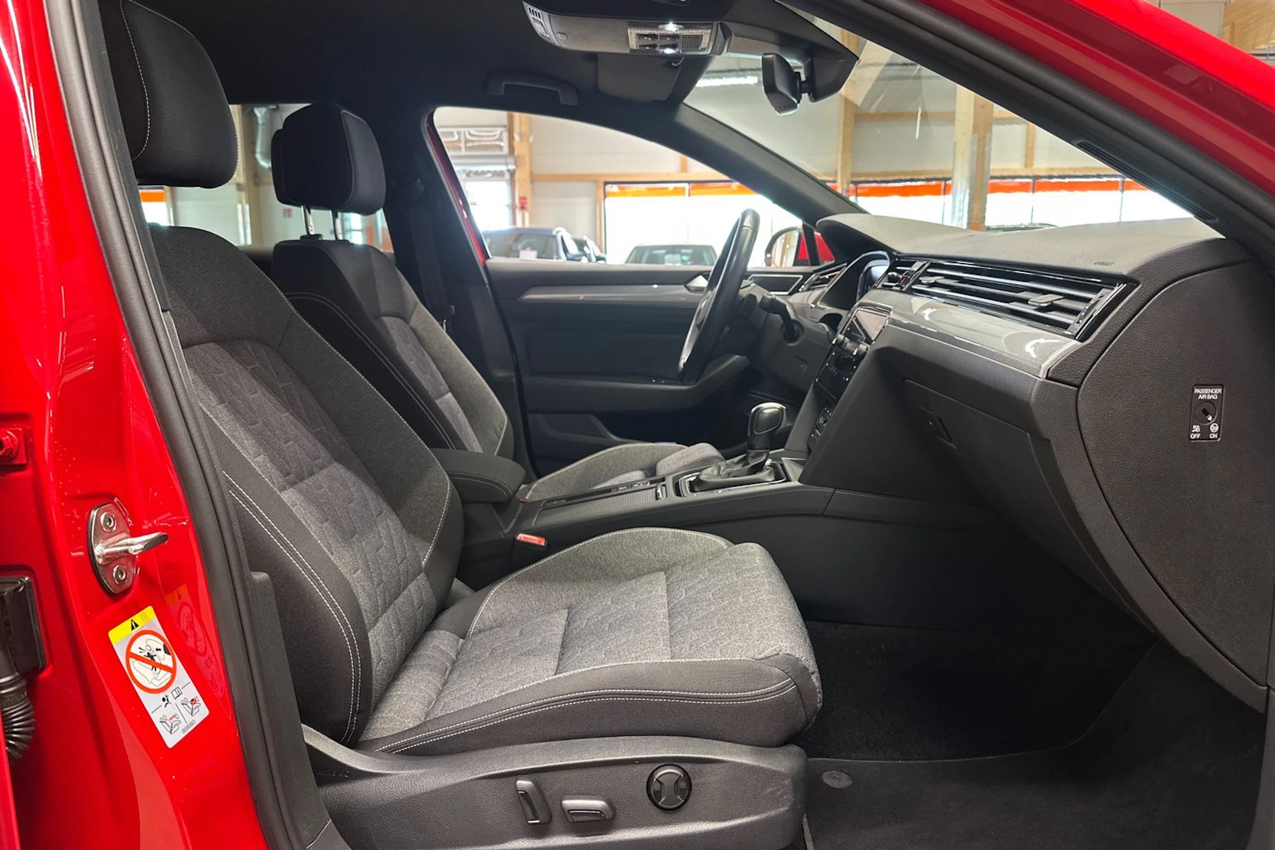 punainen Volkswagen Passat 2023 kuva 15.