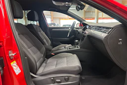 punainen Volkswagen Passat 2023 kuva 15.