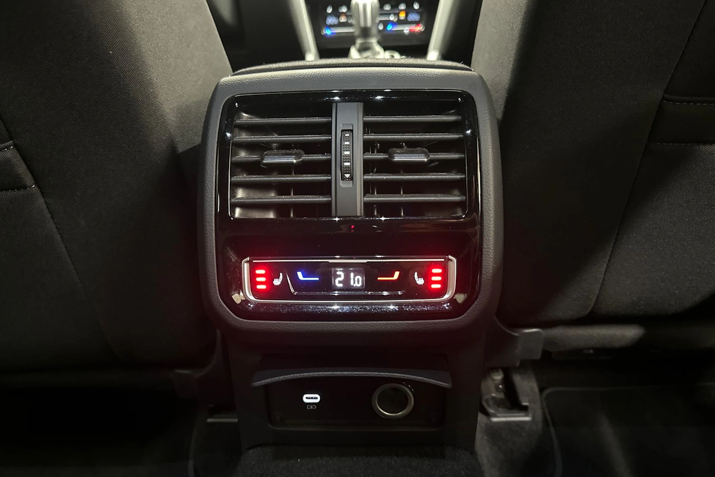 punainen Volkswagen Passat 2023 kuva 16.