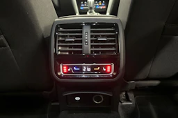 punainen Volkswagen Passat 2023 kuva 16.