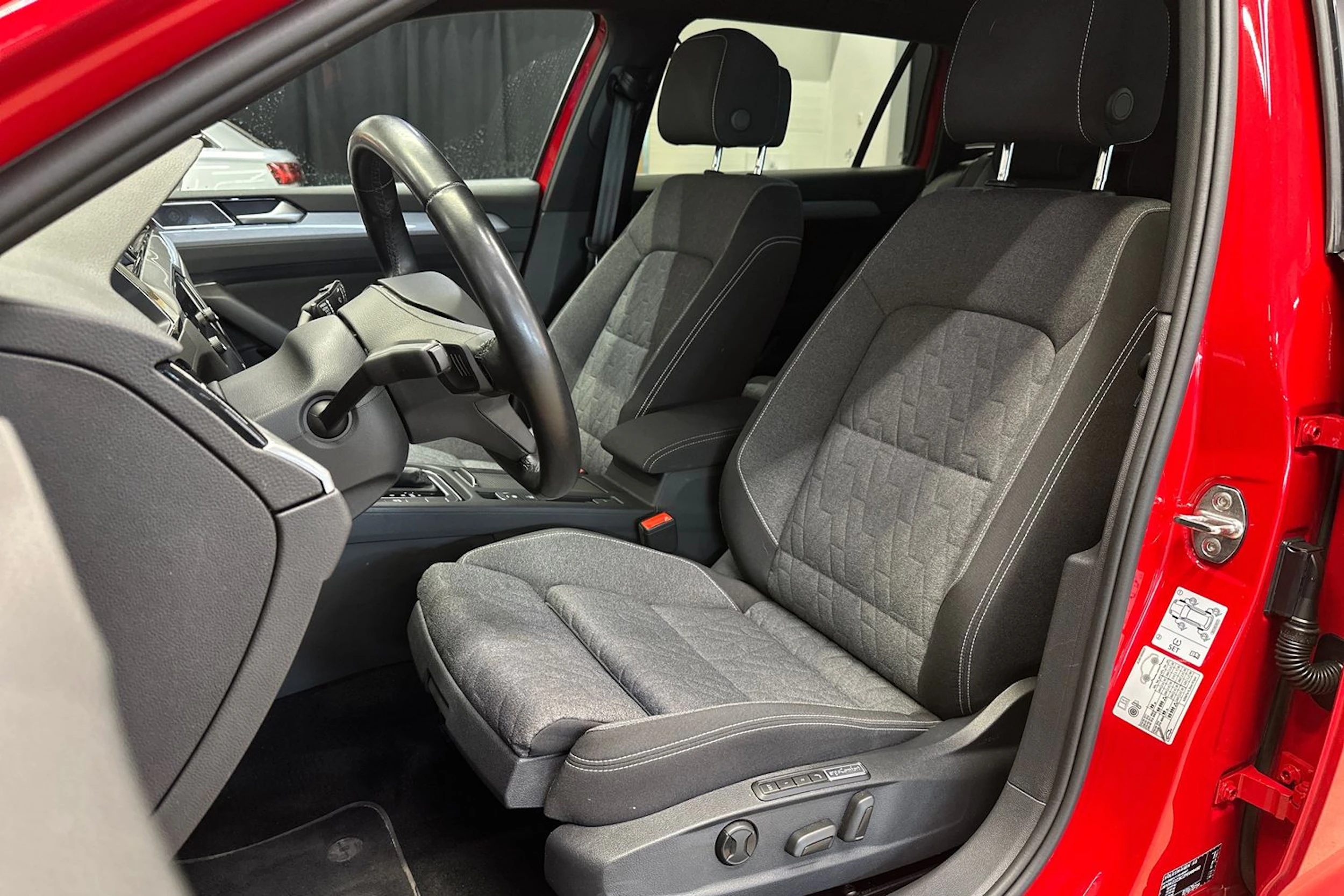 punainen Volkswagen Passat 2023 kuva 17.
